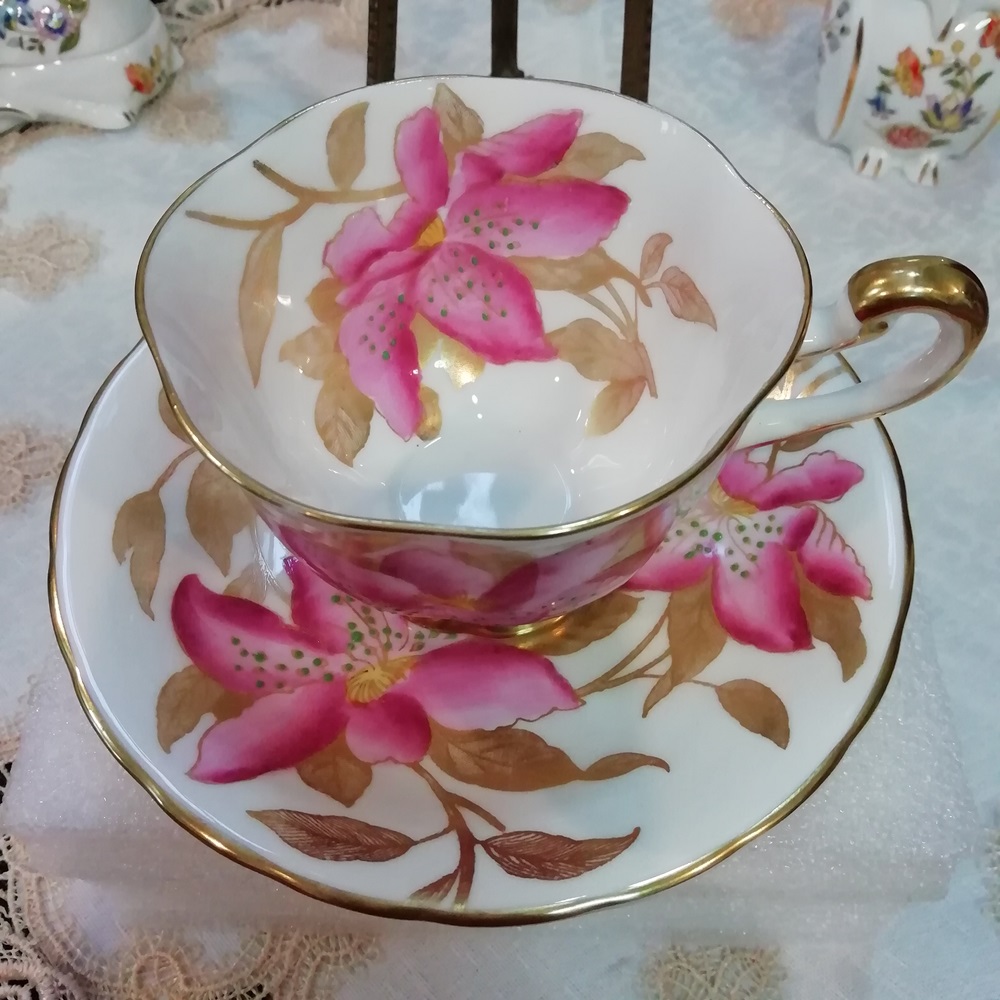 ถ้วยชา Royal Chelsea ลายดอกกล้วยไม้สีชมพู งานเขียนมือ Bone China - Made in England