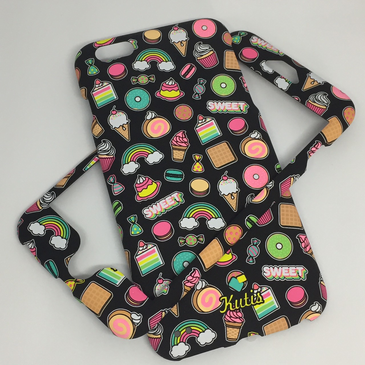เคสคูทิส (Kutis) ไอโฟน6พลัส,6Sพลัส(ลายสายรุ้งกับของหวานพื้นหลังสีดำ)