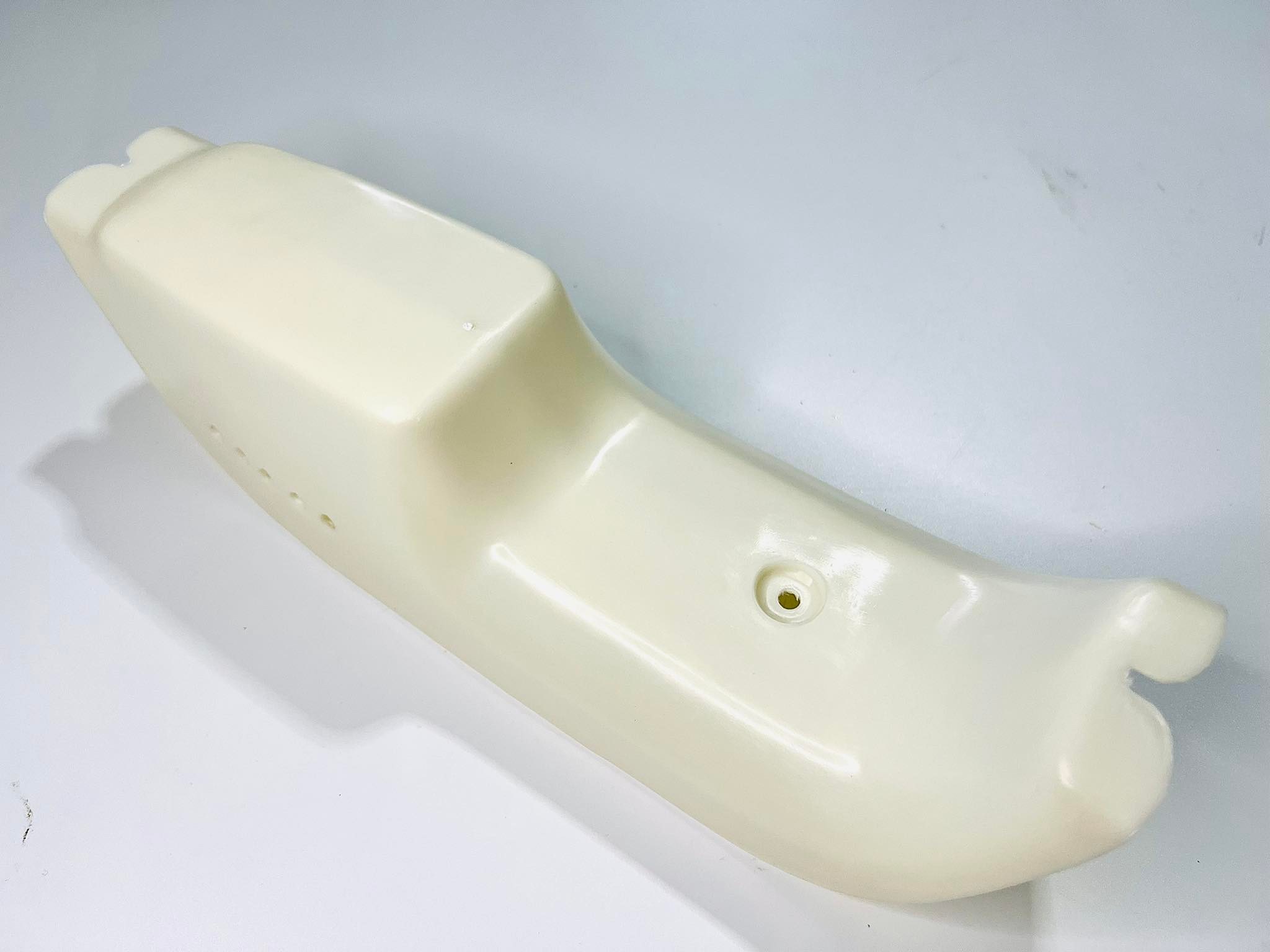 คอนโซลกลาง รถชาลี สีดำ สีขาว ระบุสีในข้อความ