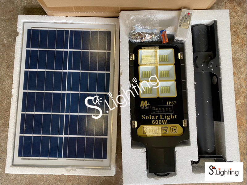 โคมไฟถนน SOLAR CELL แยกแผง +ขาไฟ +รีโมท รุ่น MR2300 IP67 LED 600w แสงขาว