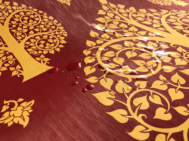 ลายต้นโพธิ์ สีเหลืองทอง พื้นหลังสีแดง