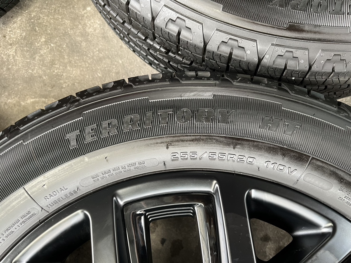 💥ปี25💥✨ล้อแม็กพร้อมยางใหม่ป้ายแดง✨Ford Ranger Stormtrak ขอบ 20 ดำก้านแดง💖ใหม่กริ๊บ💖