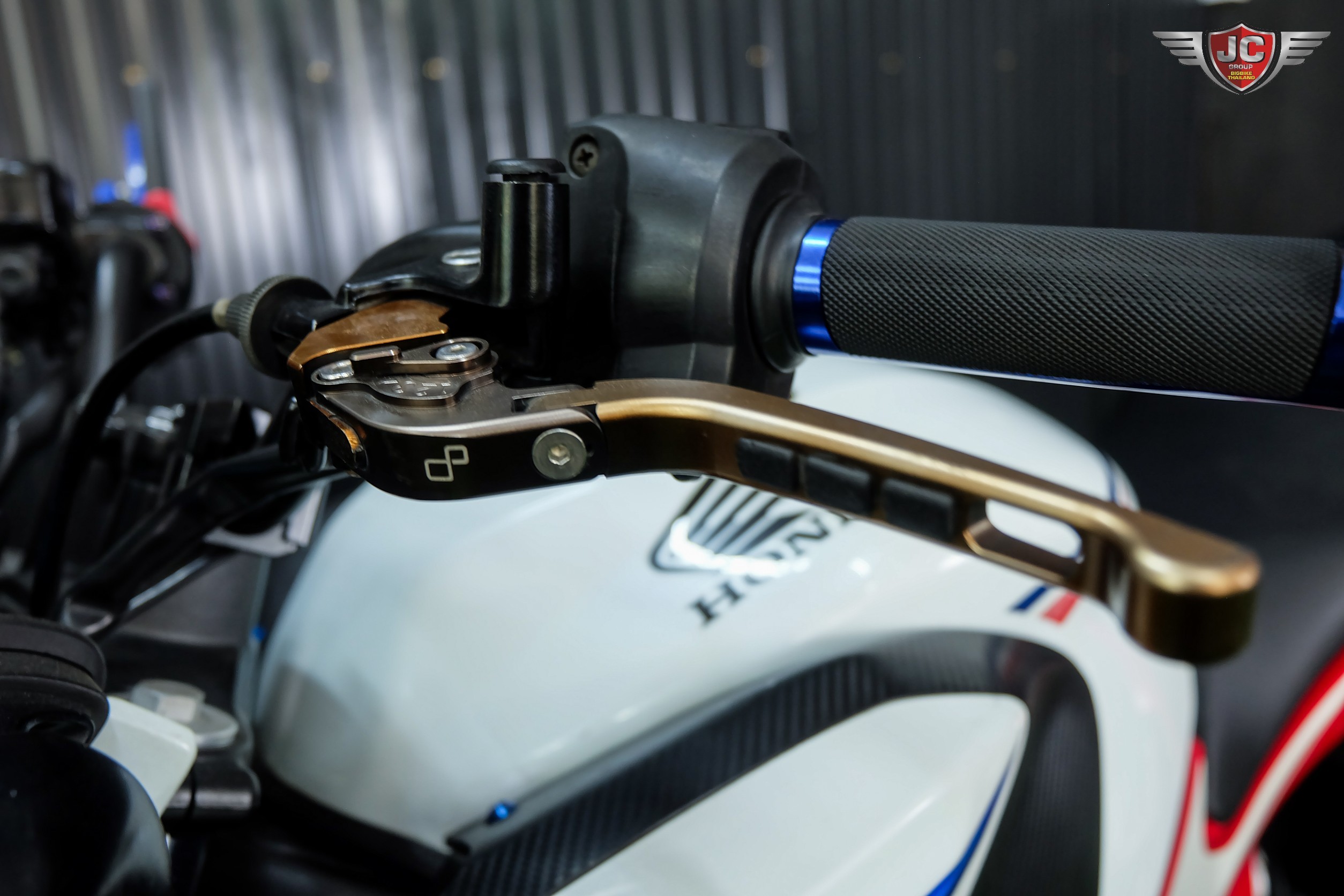 คนไทย...เอา"ไตร"ไปเลย‼️ CB650F Tri-colour ปลายปี 2015 ขี่นิ่มพร้อมใช้ยางใหม่....หาอยู่ต้องจัด 🤗