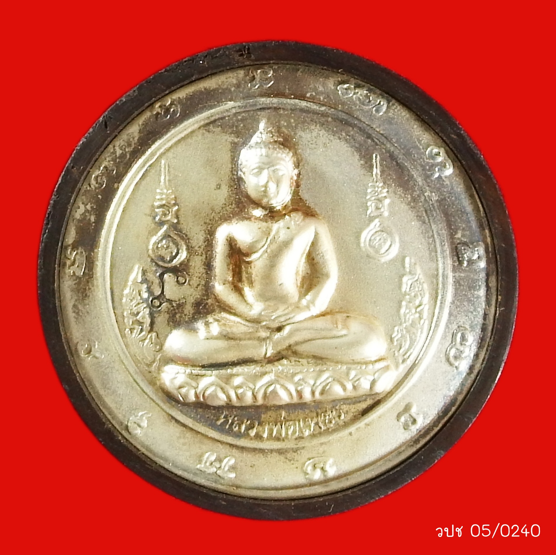 หลวงพ่อเพชร รุ่น มหาโชคมหาชัย องค์พระเนื้อไม้พญางิ้วดำปั๊มหน้าเงิน บล๊อกนอก (โค้ด วปช.5/0240)