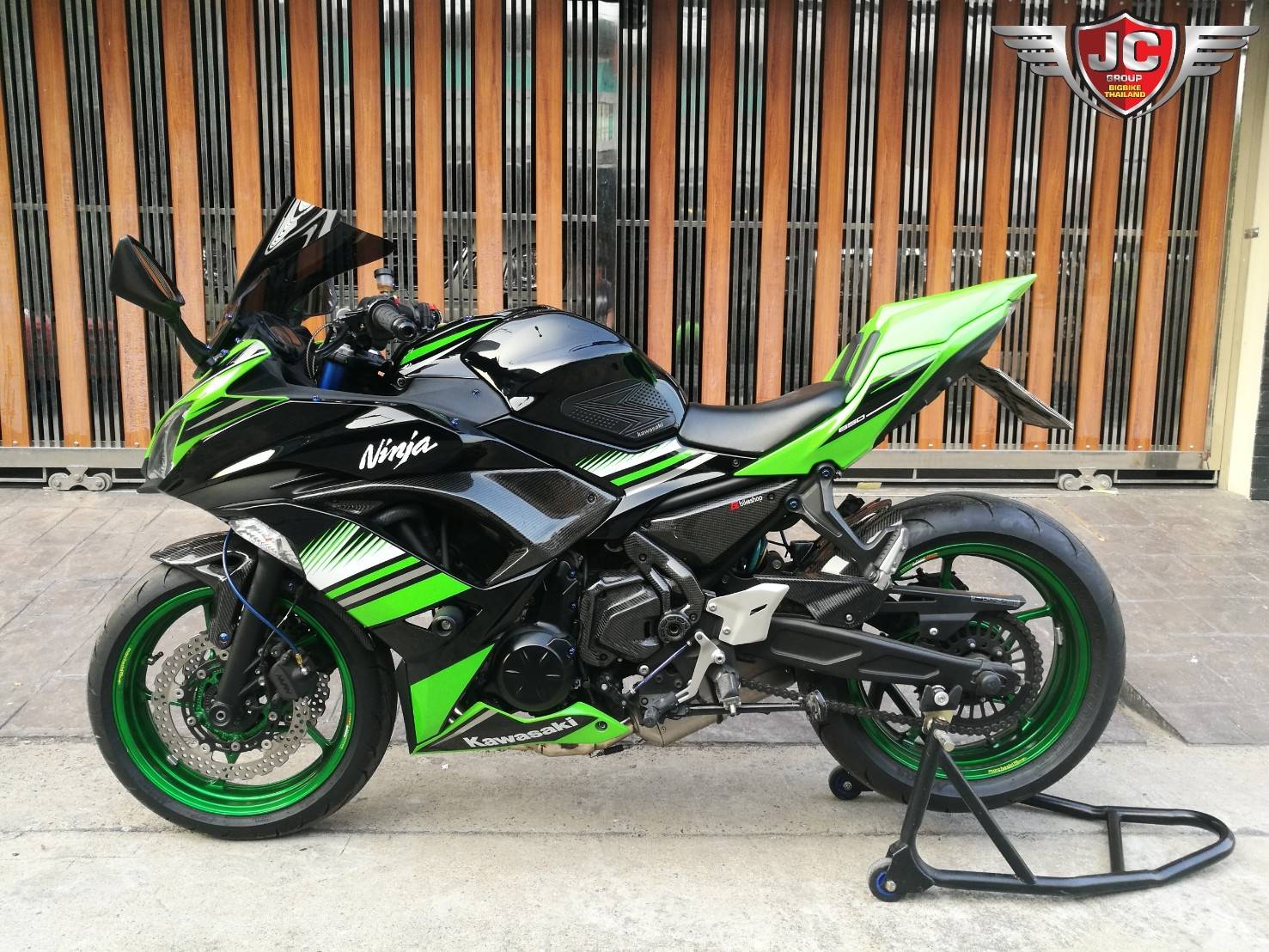 รถคันนี้ทำไมมันหล่อจังใครได้ไปขับหล่อทั้งคนขับทั้งรถไมล์วิ่ง 1XXXX โล