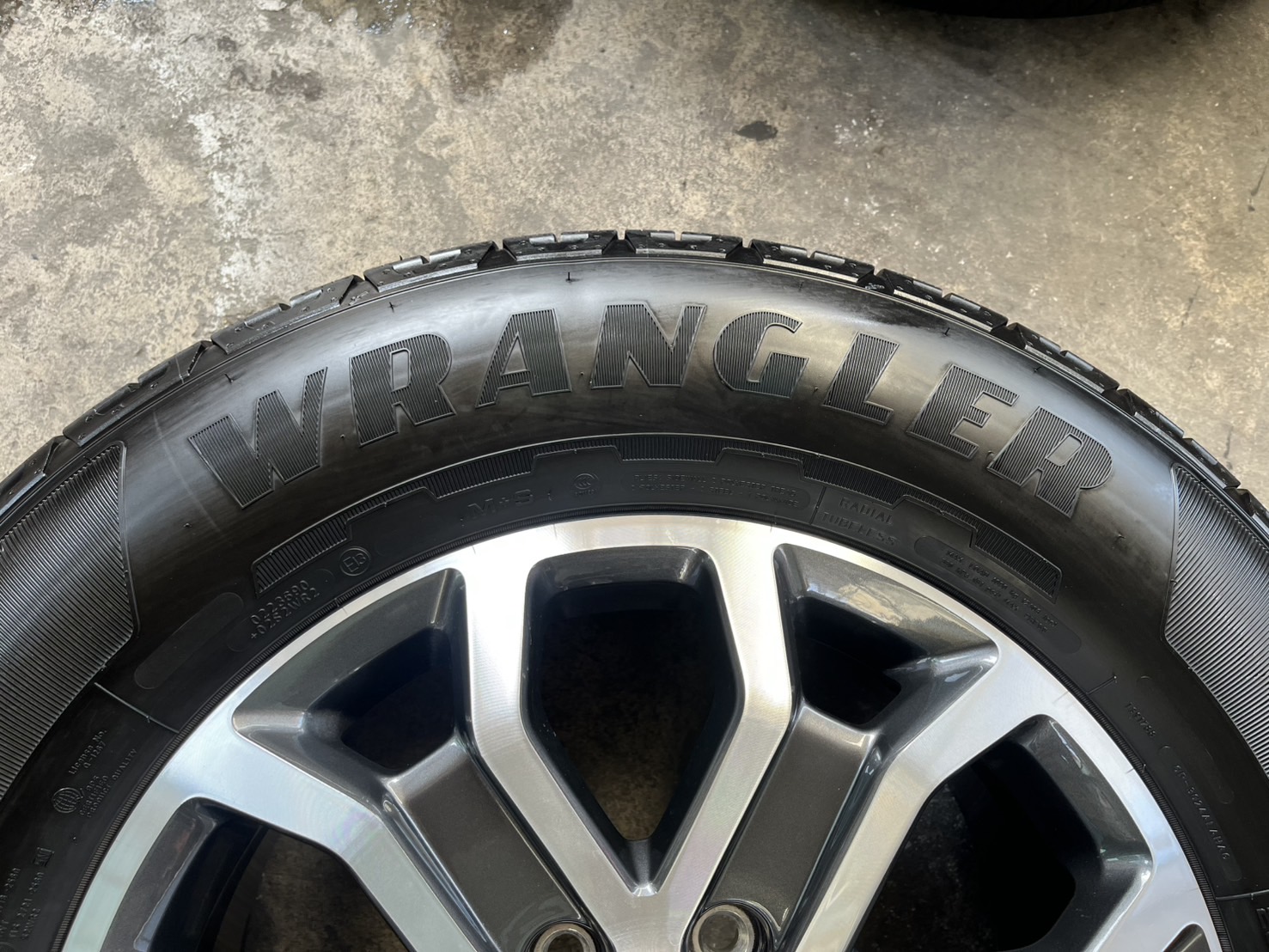 ✨ล้อแม็กพร้อมยางใหม่ป้ายแดง✨Ford Everest รุ่นใหม่ล่าสุด ขอบ 18♨️ปี 24♨️💖ใหม่กริ๊บ💖