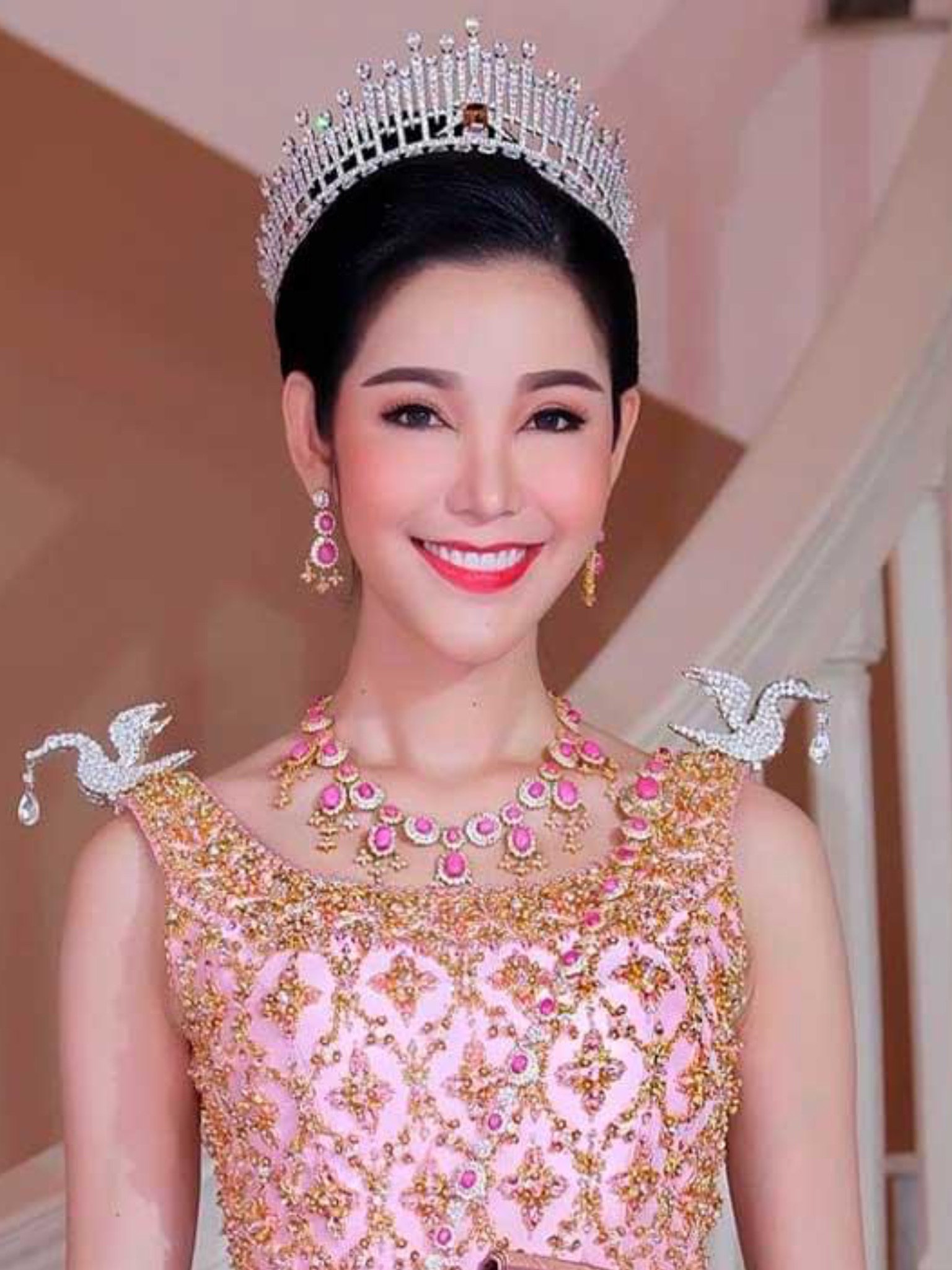 หงษ์ติดบ่า สีเงิน