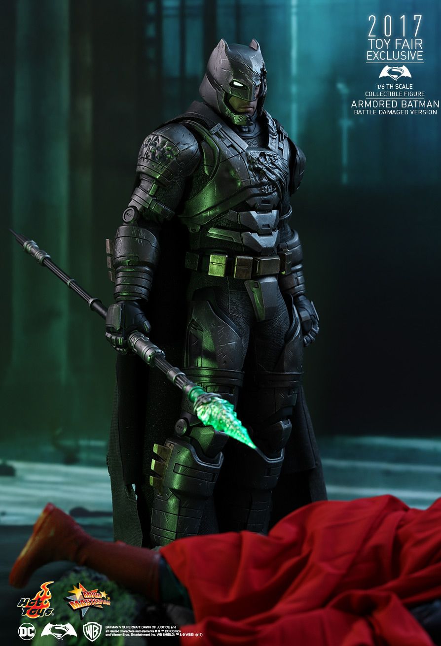 Hot Toys MMS417 BATMAN V SUPERMAN: DAWN OF JUSTICE - ARMORED BATMAN (BATTLE DAMAGED VERSION)