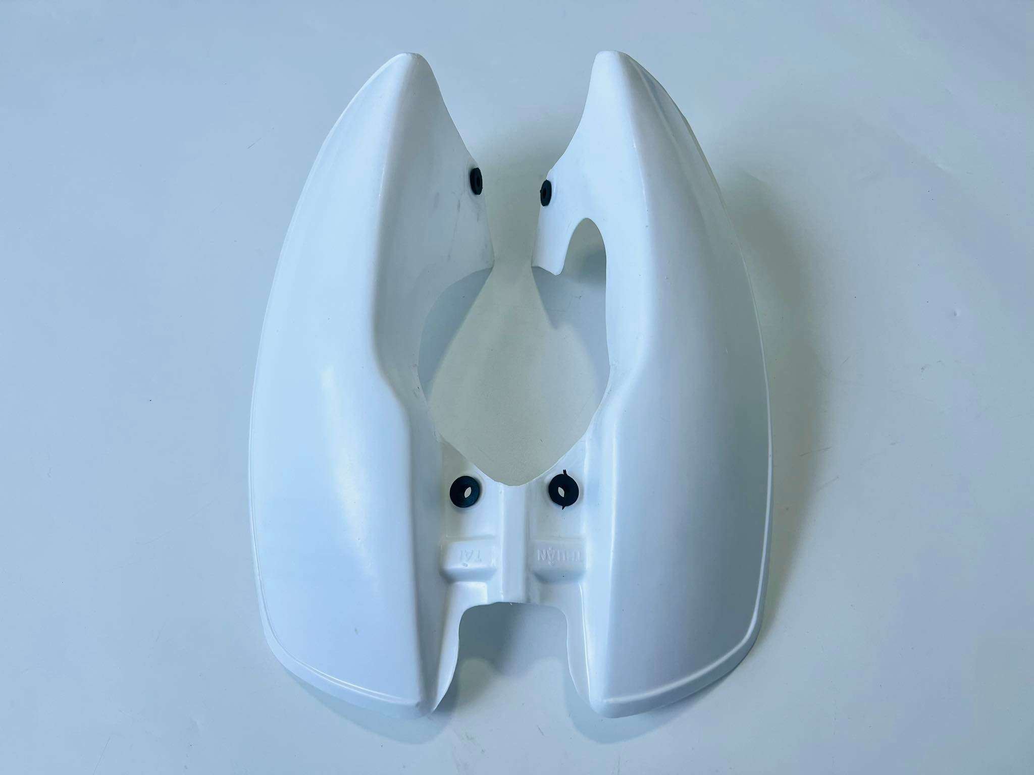 บังลมชาลีแบบธรรมดา พร้อมจุกยางสีดำ บ18-19