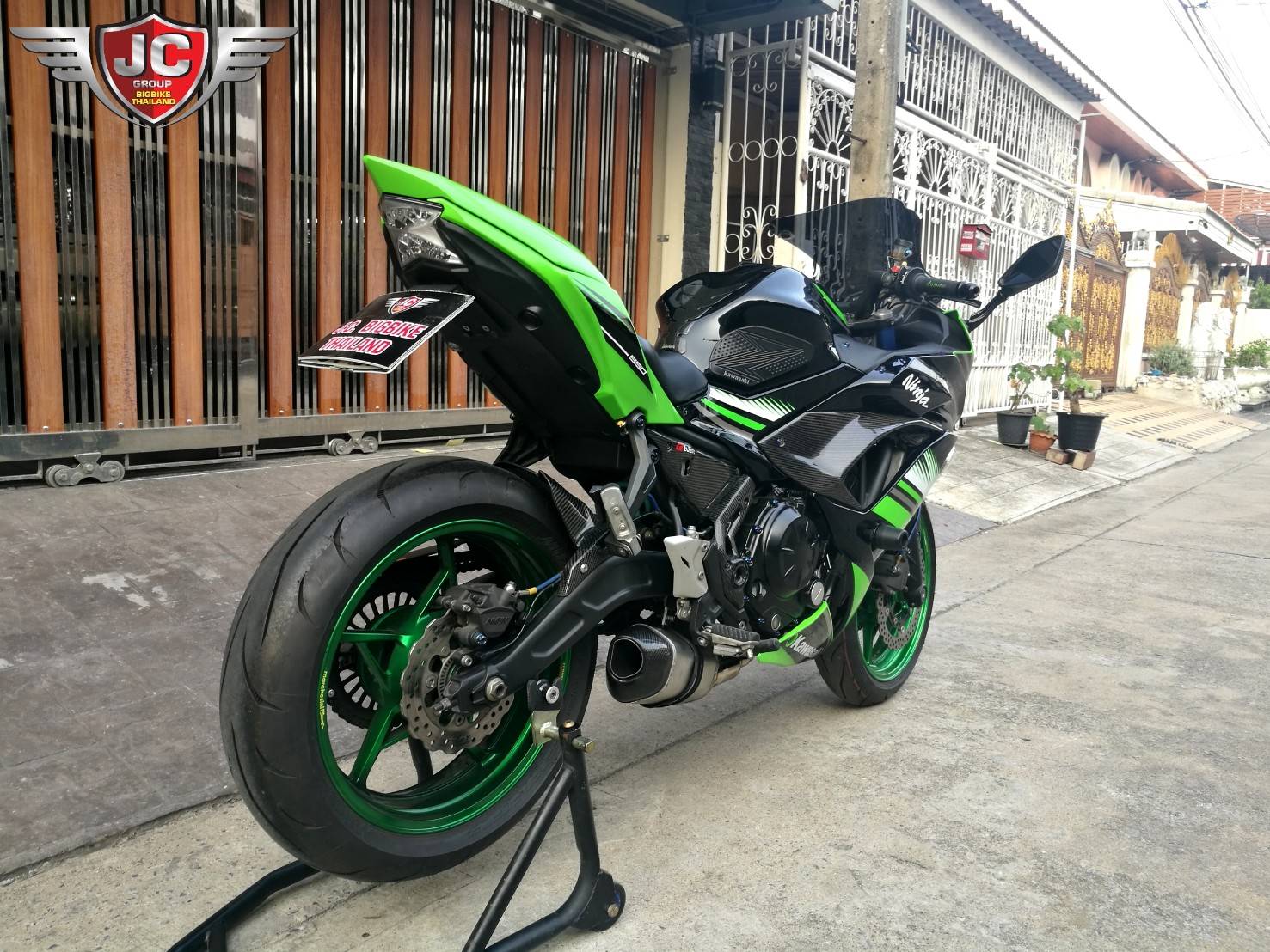 รถคันนี้ทำไมมันหล่อจังใครได้ไปขับหล่อทั้งคนขับทั้งรถไมล์วิ่ง 1XXXX โล