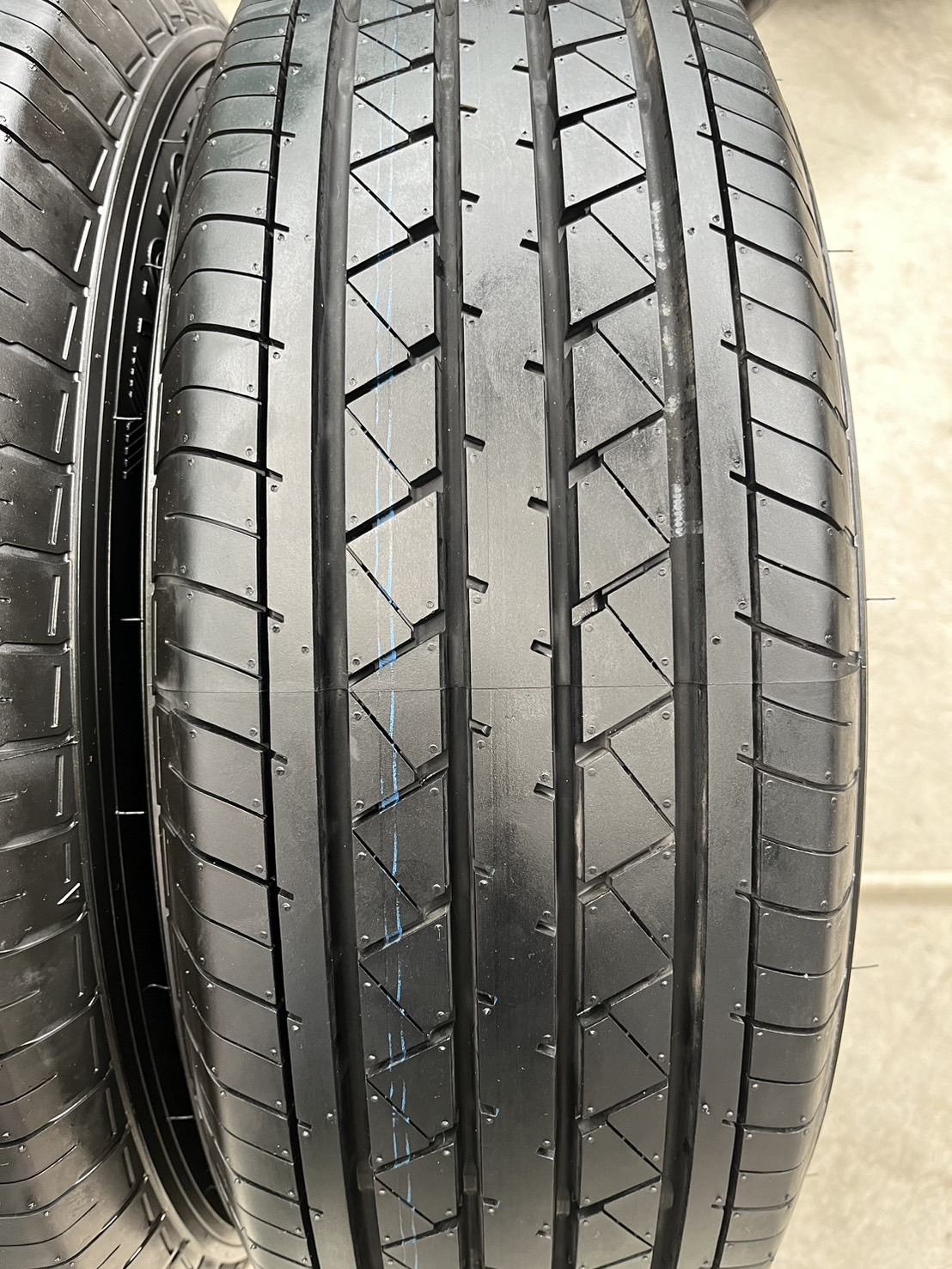 ♨️ปี 24♨️✨ยางป้ายแดง✨205-70-15 Yokohama🚘เหมาะสำหรับ รถกระบะตัวเตี้ย รถกระบะสายบรรทุก