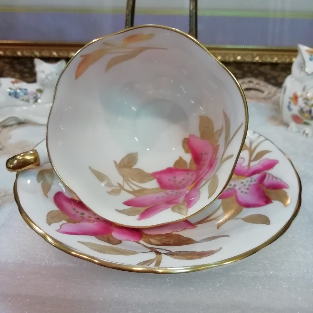 ถ้วยชา Royal Chelsea ลายดอกกล้วยไม้สีชมพู งานเขียนมือ Bone China - Made in England