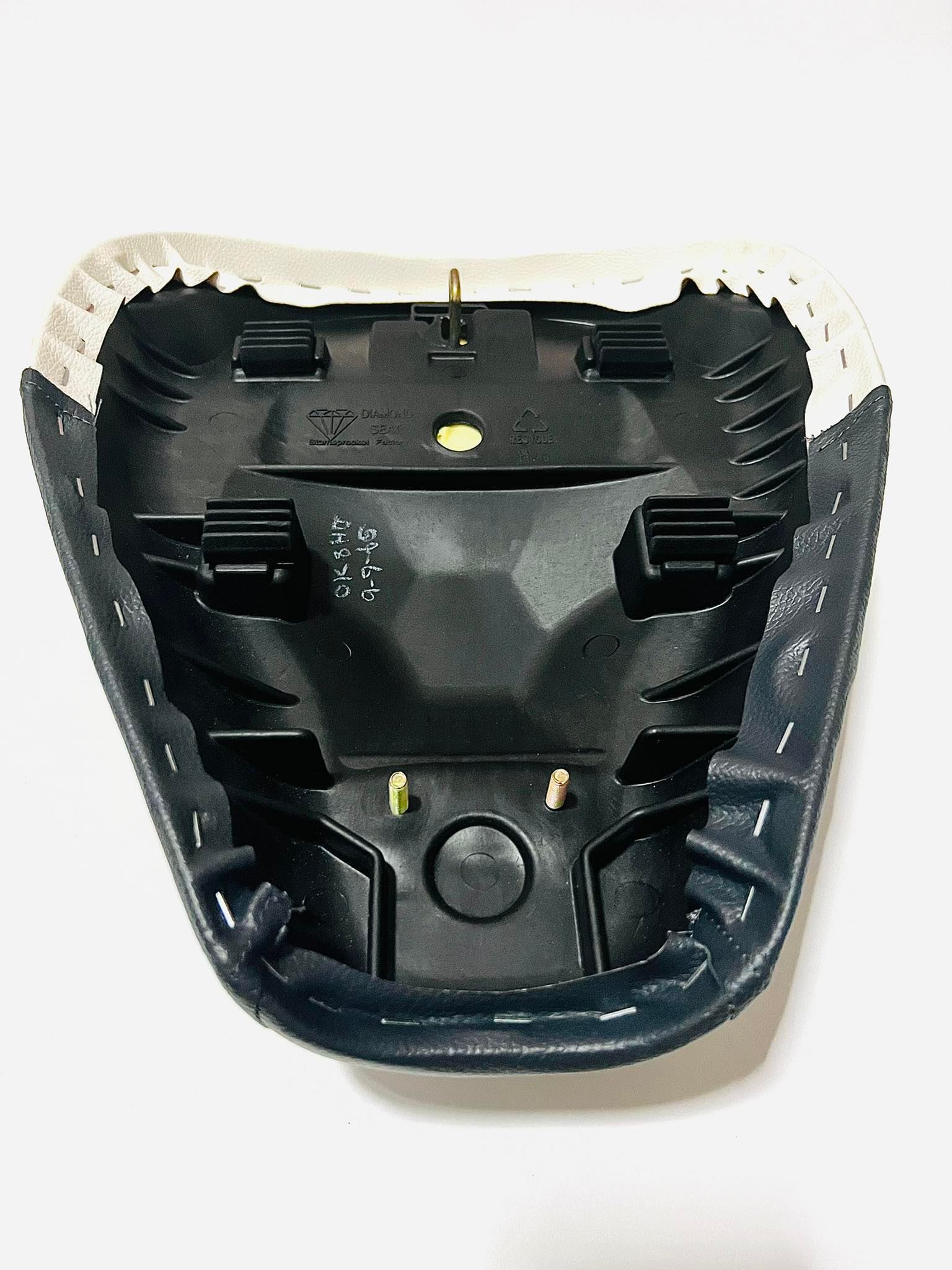 เบาะดรีมซูปเปอร์คลับ 2018 หน้า+หลัง 2 ท่อน รุ่นไฟกลม สีดำขาว นบ.