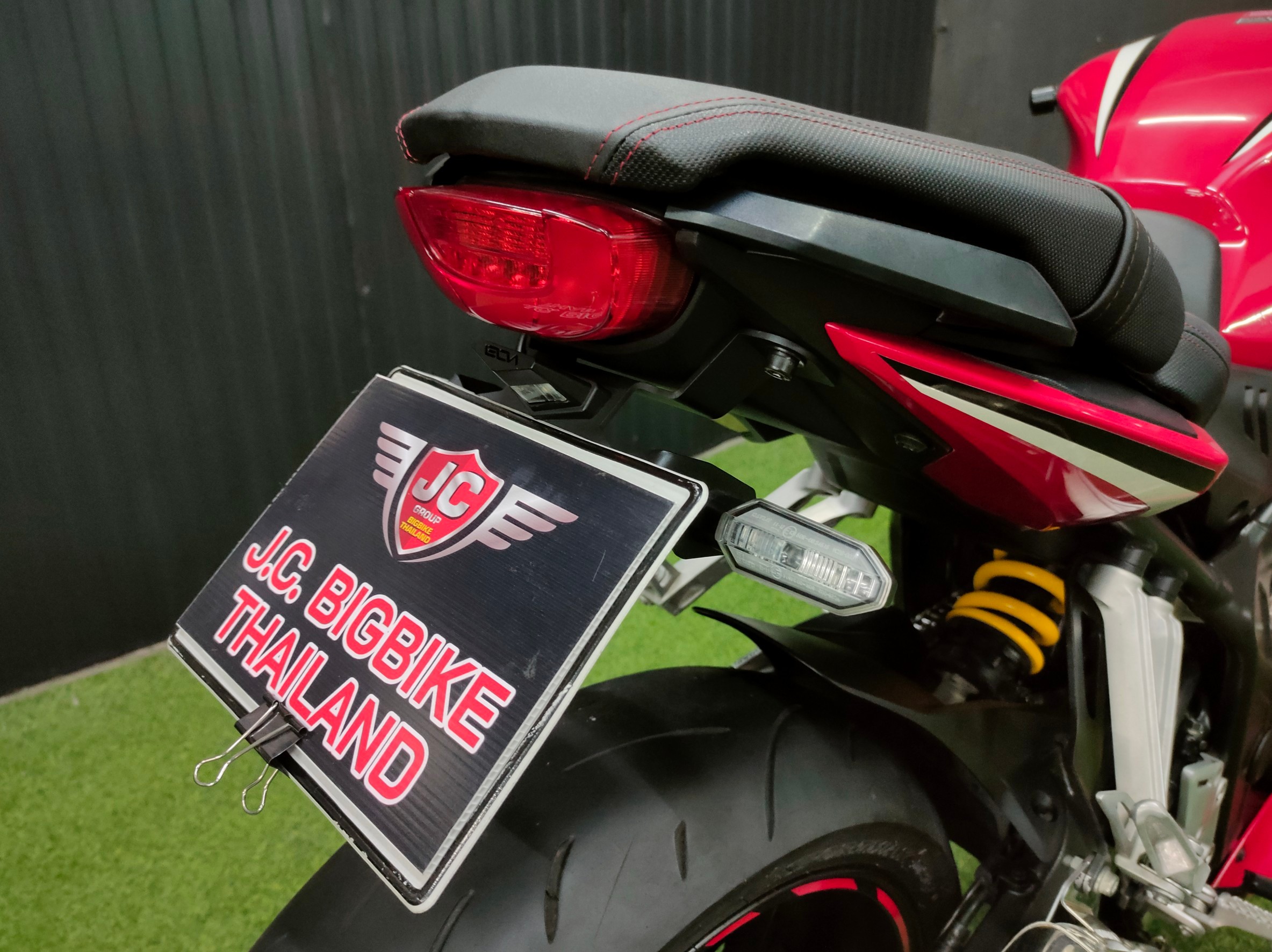 🏍💨💨 โอ้ว.... CBR650R คันนี้พิเศษด้วย ✨Moriwaki Full System✨ จดปี 19 สวยใส...เหมือนเคยจ้า 🤗