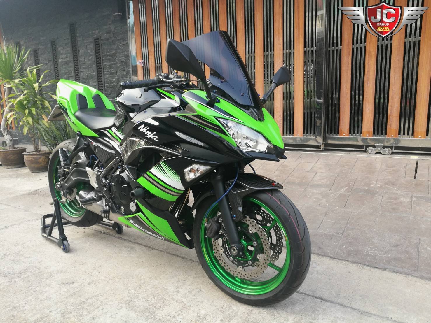 รถคันนี้ทำไมมันหล่อจังใครได้ไปขับหล่อทั้งคนขับทั้งรถไมล์วิ่ง 1XXXX โล