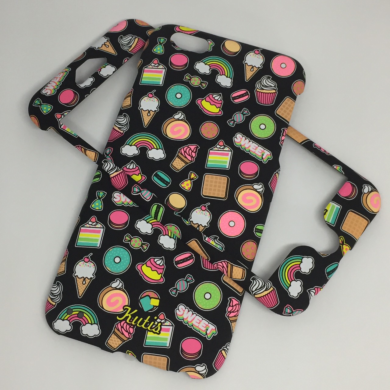 เคสคูทิส (Kutis) ไอโฟน6พลัส,6Sพลัส(ลายสายรุ้งกับของหวานพื้นหลังสีดำ)