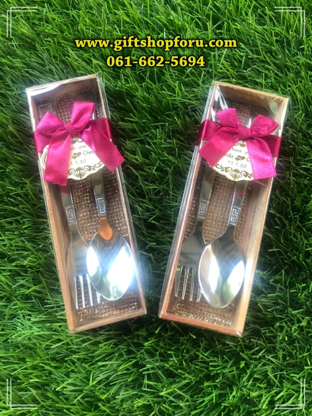 ช้อนส้อมสแตนเลสใส่กล่องไม้