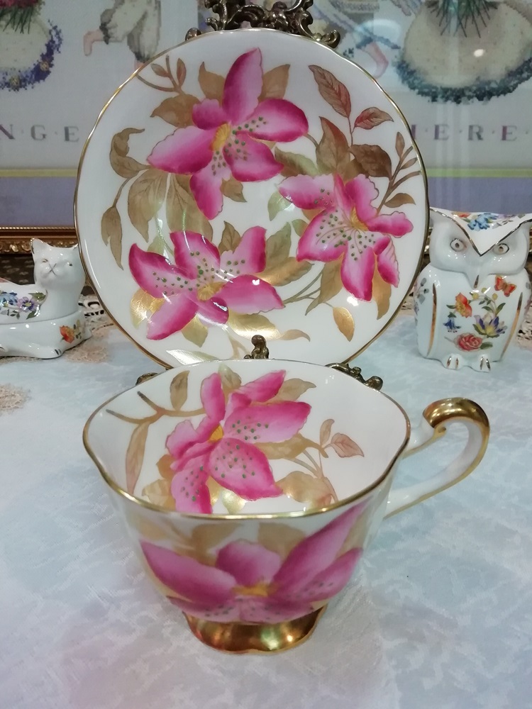 ถ้วยชา Royal Chelsea ลายดอกกล้วยไม้สีชมพู งานเขียนมือ Bone China - Made in England