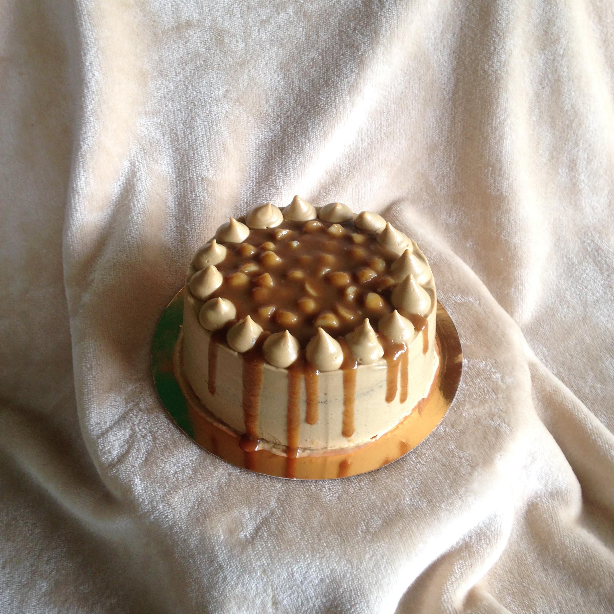 เค้กกาแฟคาราเมลมคคาเดเมีย (3 ปอนด์) / Coffee Caramel Maccadamia Cake (3 Pound / 8" x 8")