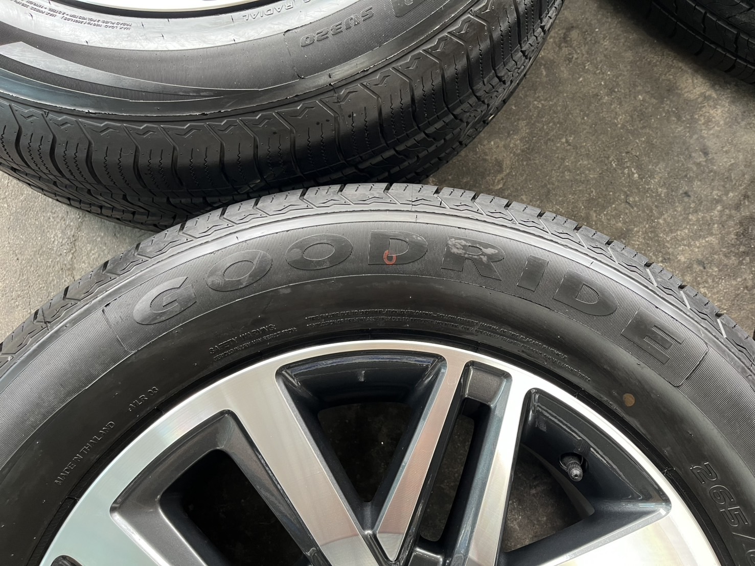 ✨ล้อแม็ก✨Toyota Fortuner ตัวท็อป ขอบ 18 เทาหน้าเงา พร้อมยาง 265-60-18 GOODRIDE💥ปี 25💥