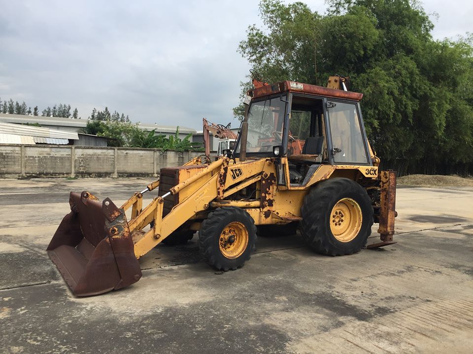 รถหน้าตักหลังขุด JCB