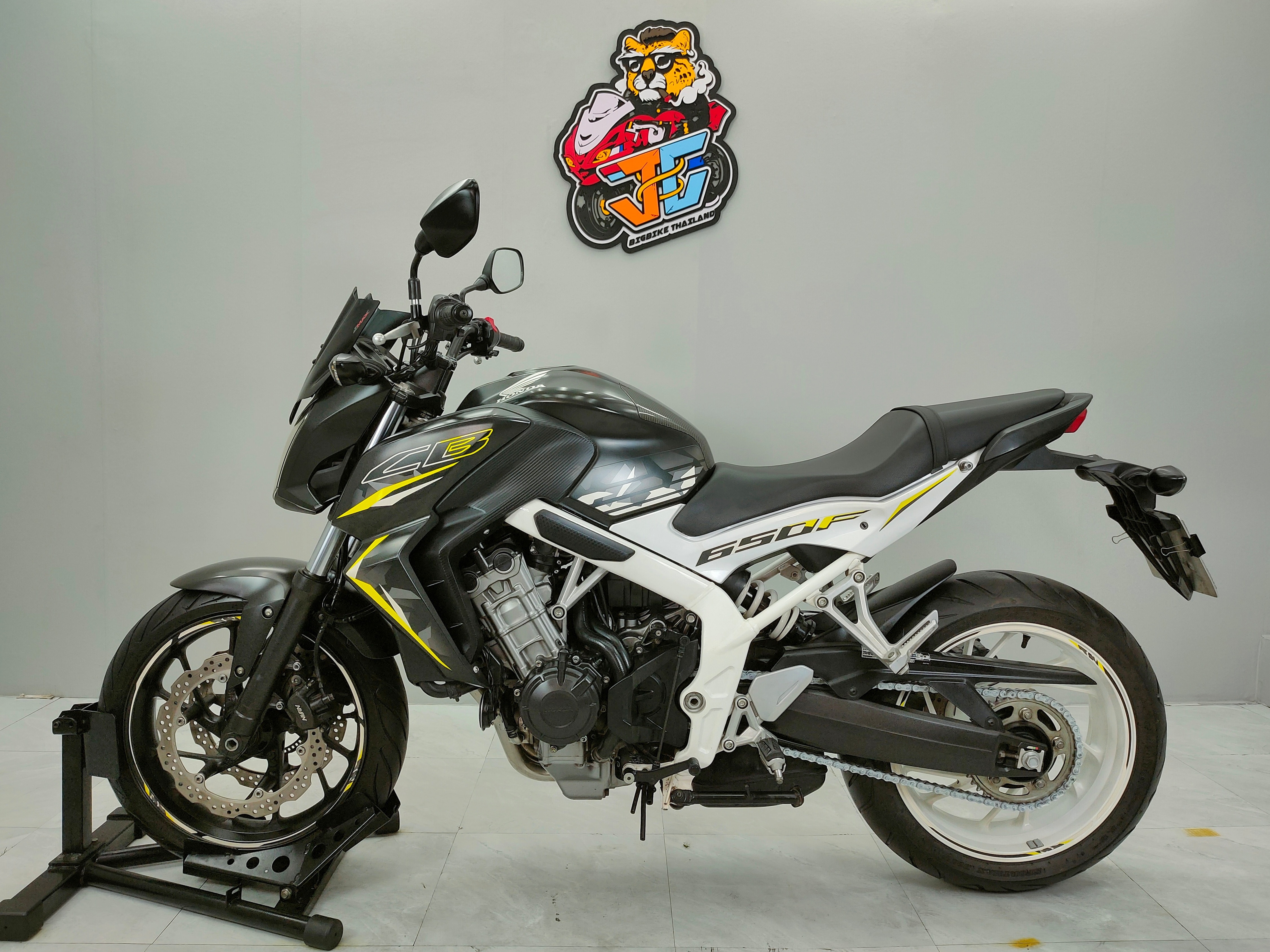 ถูกใจคนไม่ชอบรถแต่ง 🤗 CB650F Limited (โครงขาว) รถปลายปี 2016 . . . ใครชอบ "เดิม" มาจัดเลย