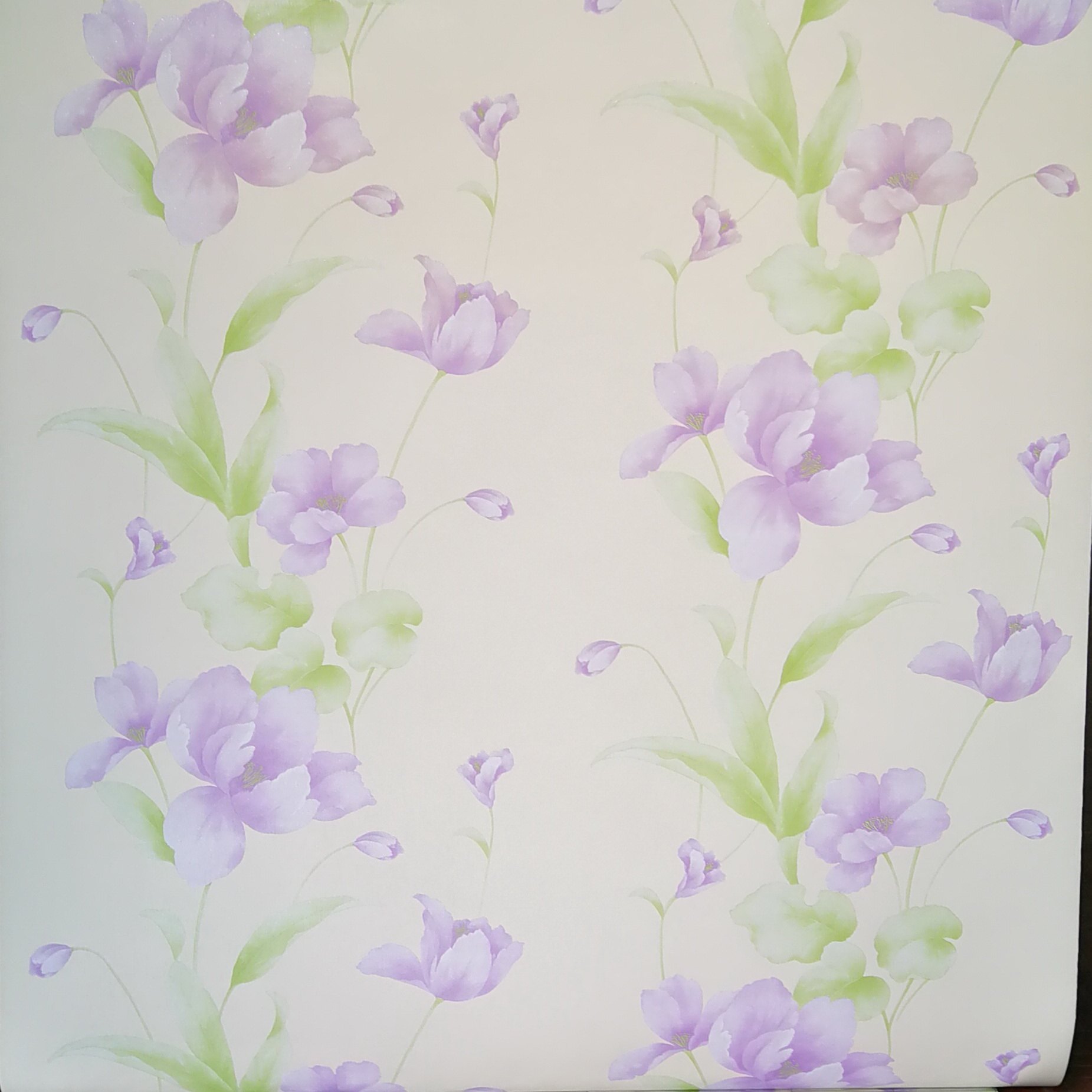 GP-11510 Wallpaper Vinyl วอลล์เปเปอร์แบบมีกาวในตัว ดอกไม้สีม่วง พื้นสีครีม มี glitter กากเพชร หน้ากว้าง 100 cm