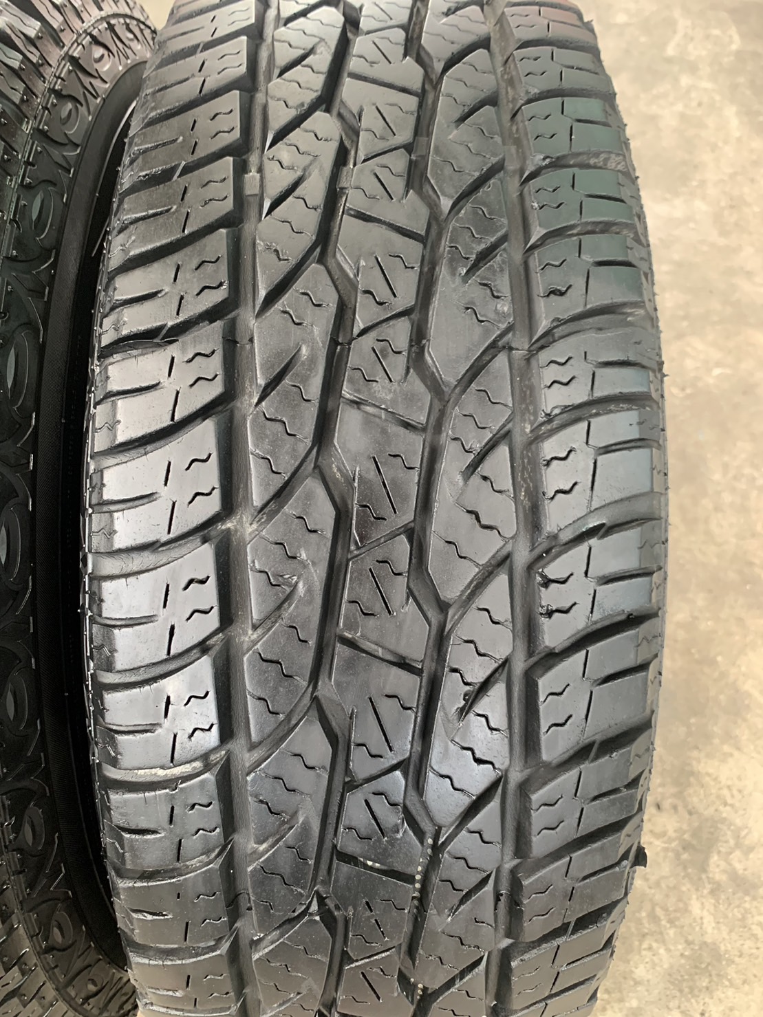 ✨ล้อแม็ก✨Ford Everest ขอบ 15 สีบอร์นหน้าเงา แถมยาง 31x10.5x15 Maxxis ปี 15