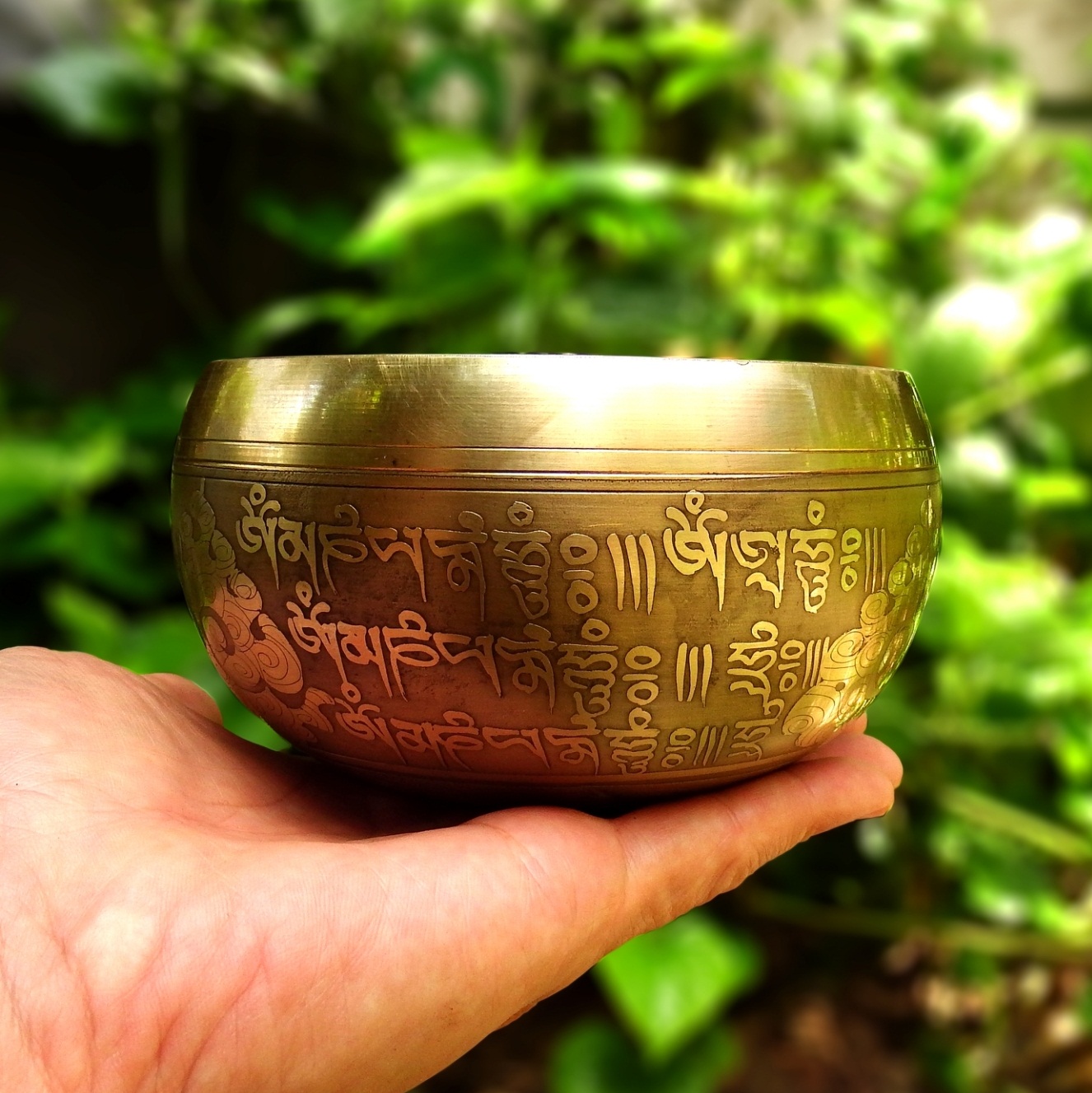 ขันทิเบต Tibetan Singing Bowl (ทองเหลือง) แกะสลักบทสวดหัวใจพระสูตร เสริมมงคลผู้บูชา ( 9.5 cm.)