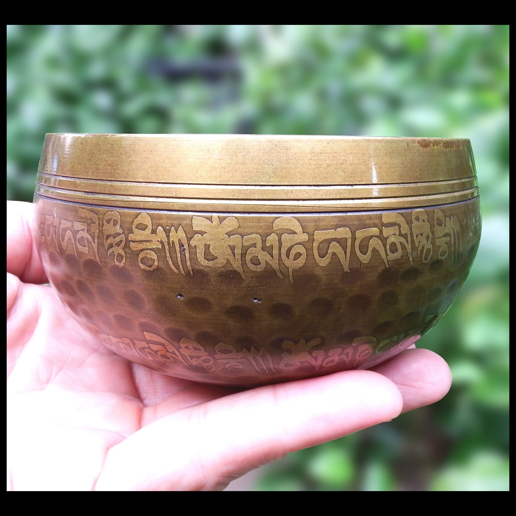 ขันทิเบต Tibetan Singing Bowl (ทองเหลือง) เขียนอักษรมงคล เสริมมงคลผู้บูชา (ขนาด 9.5 cm.)
