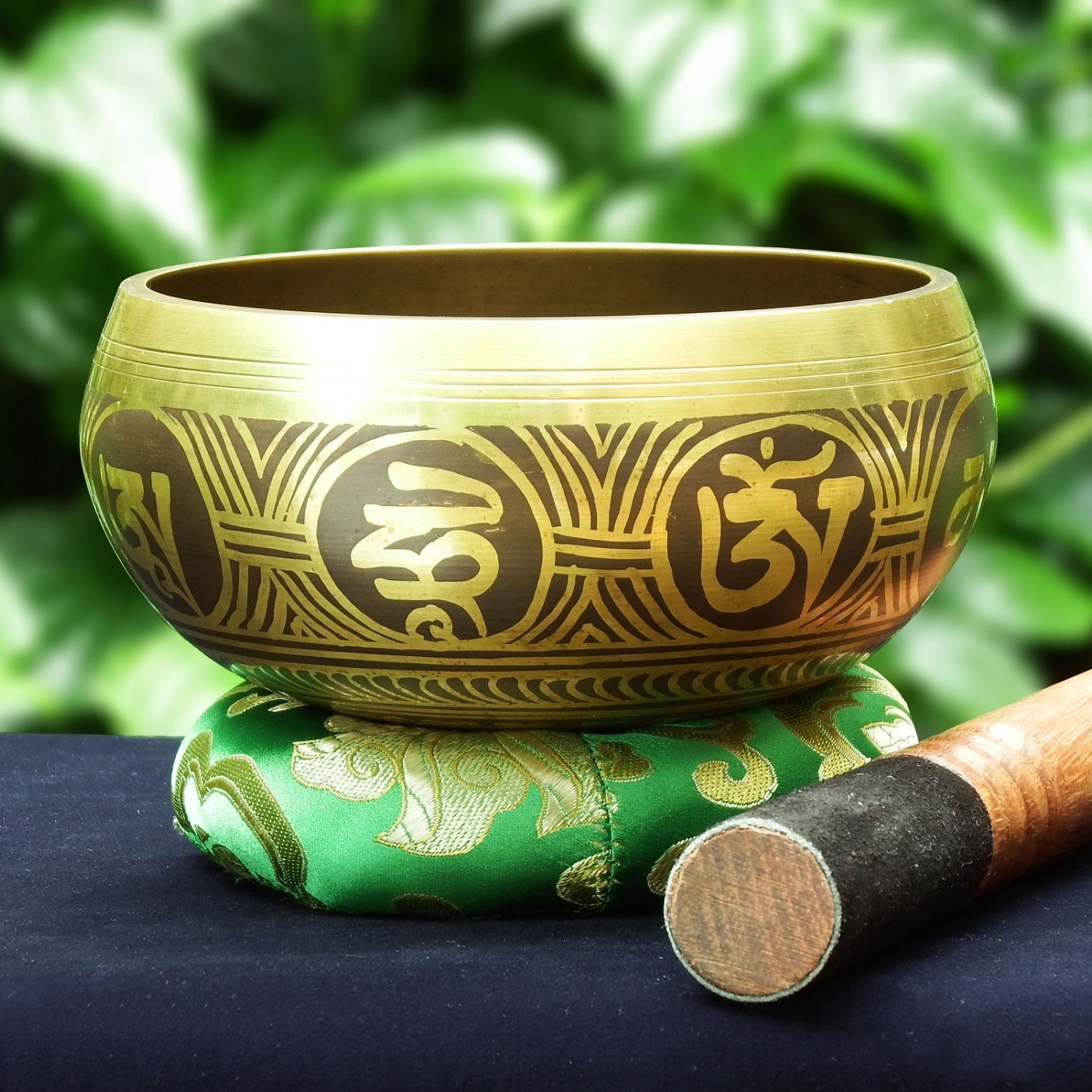 ขันทิเบต Tibetan Singing Bowl (ทองเหลือง) เขียนอักษรมงคล เสริมมงคลผู้บูชา (ขนาด 12.5 cm.)