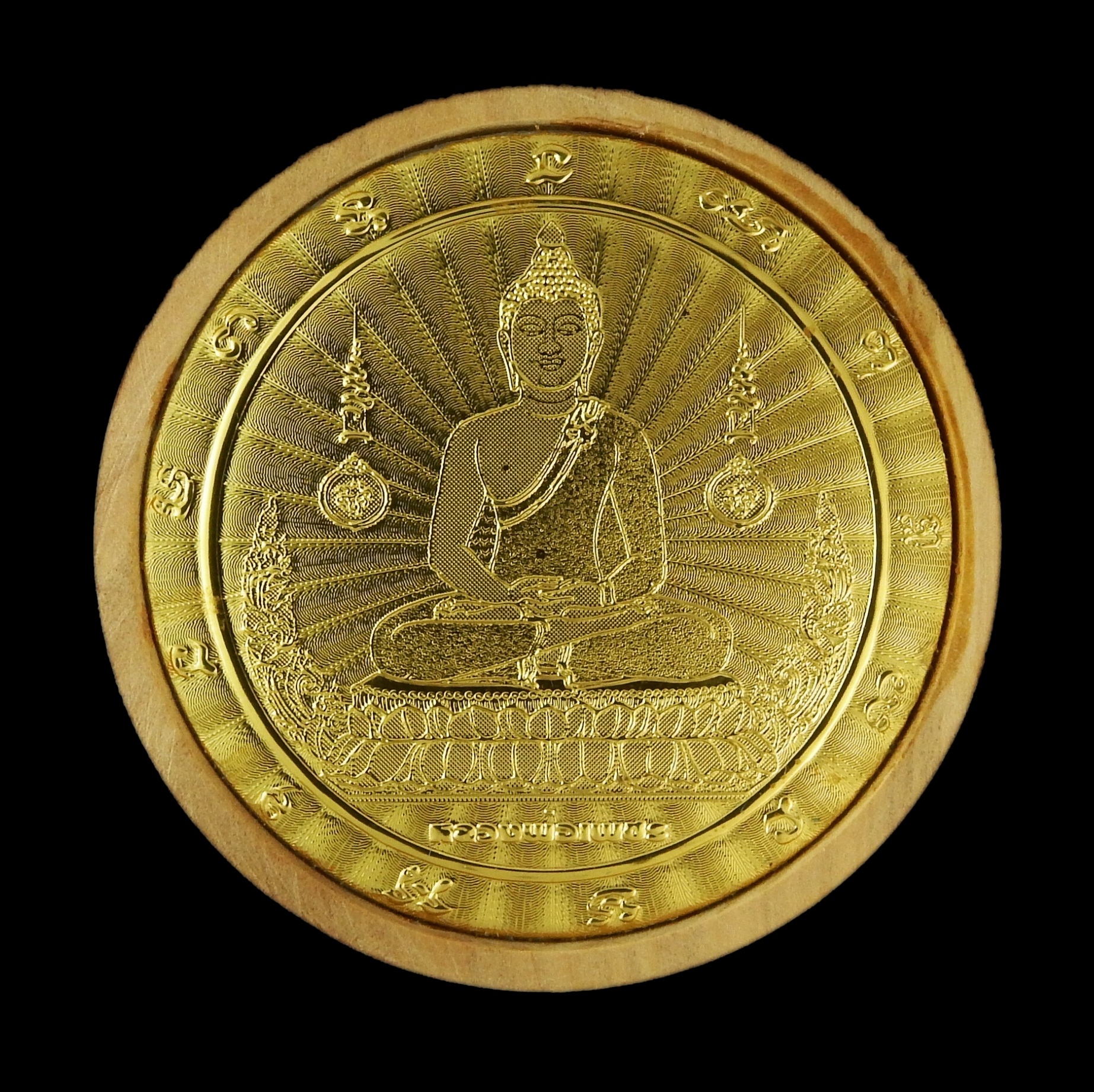 หลวงพ่อเพชร รุ่น มหาโชคมหาชัย องค์พระเนื้อไม้พญางิ้วดำปั๊มหน้ากากทองคำ 18 K บล๊อกนอก พร้อมกล่องไม้เดิมจากวัด