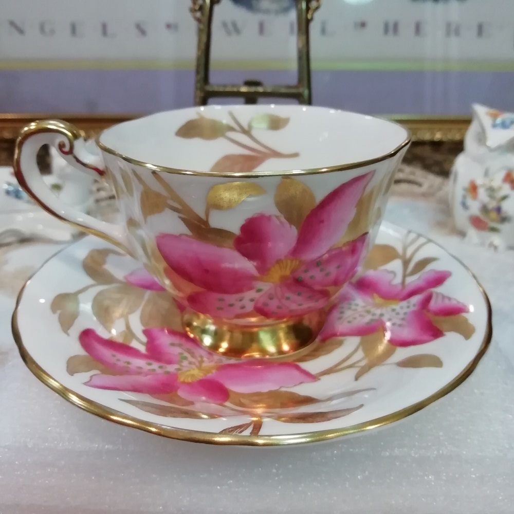 ถ้วยชา Royal Chelsea ลายดอกกล้วยไม้สีชมพู งานเขียนมือ Bone China - Made in England