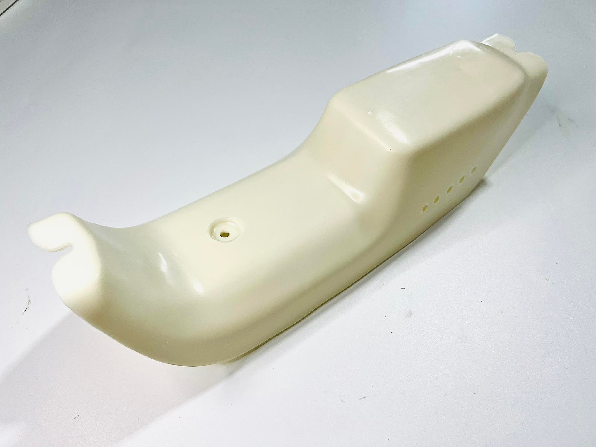 คอนโซลกลาง รถชาลี สีดำ สีขาว ระบุสีในข้อความ