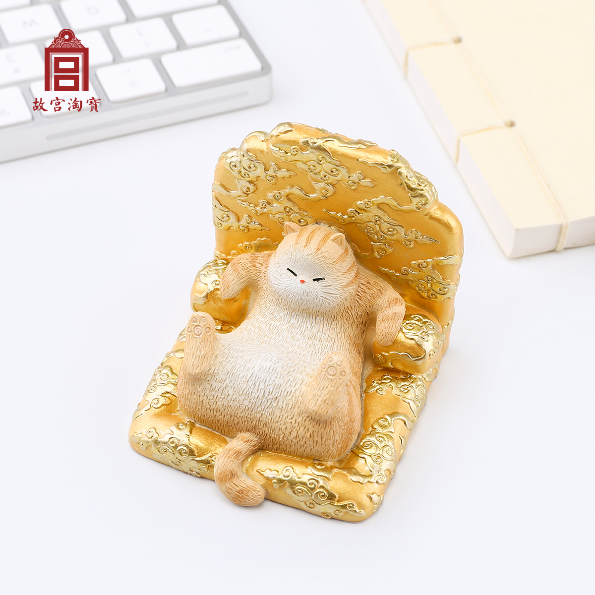 ตุ๊กตาแมวอ้วนวางโทรศัพท์มือถือ จากร้านของฝากในปักกิ่ง ประเทศจีน