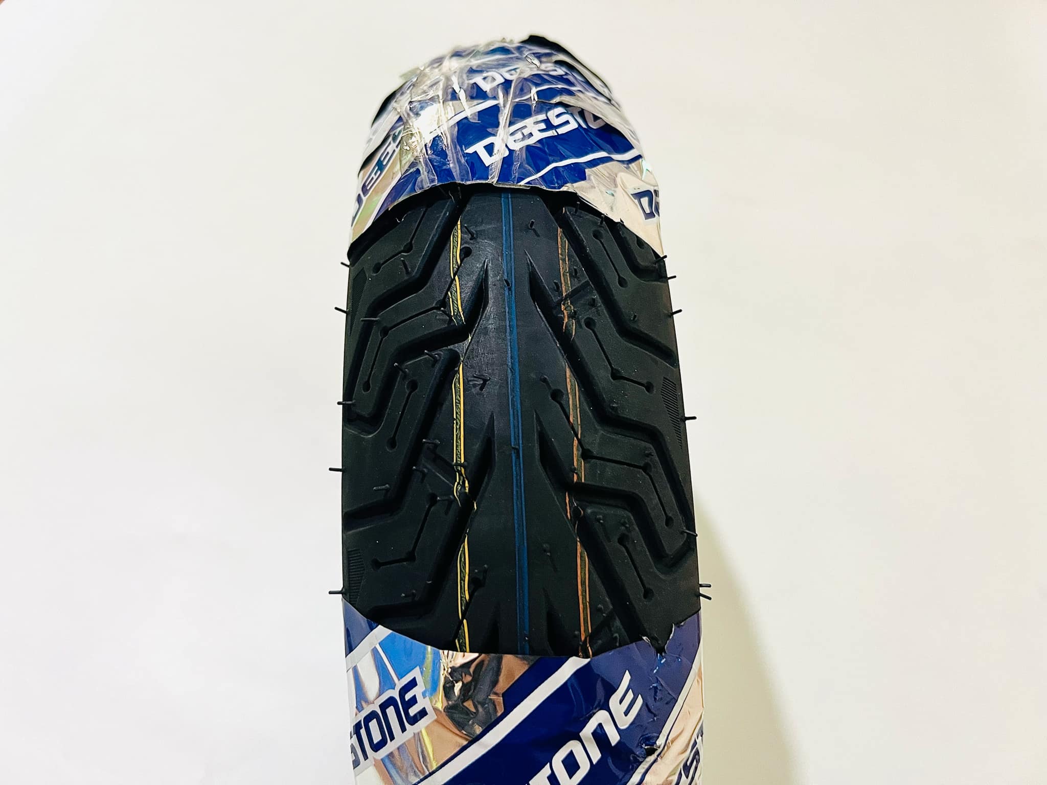 ยางนอก 90/90 ขอบ 10 D826 แบบเรเดียล T/L A24