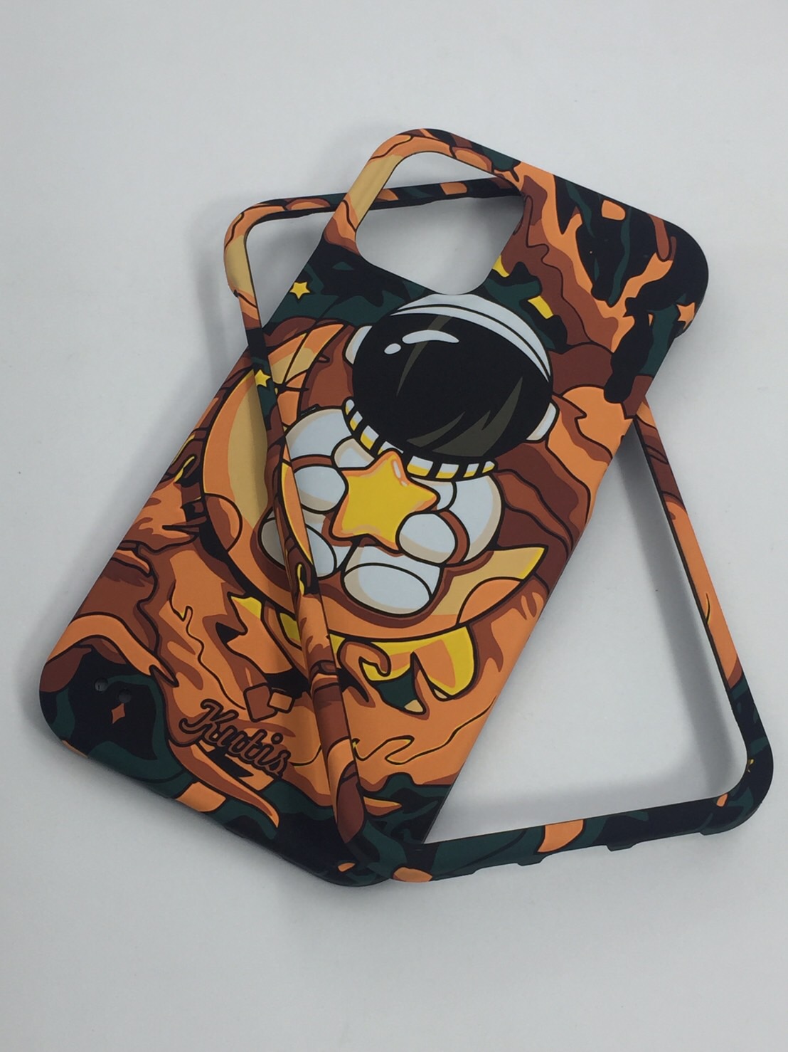 เคสคูทิส(Kutis)เคสไอโฟน12/12PRO(ลายมนุษย์อวกาศ)มาใหม่ เคสประกบหน้า-หลัง เคสเรืองแสง เคสลายวินเทจ ร้านSuperhero Klongthom