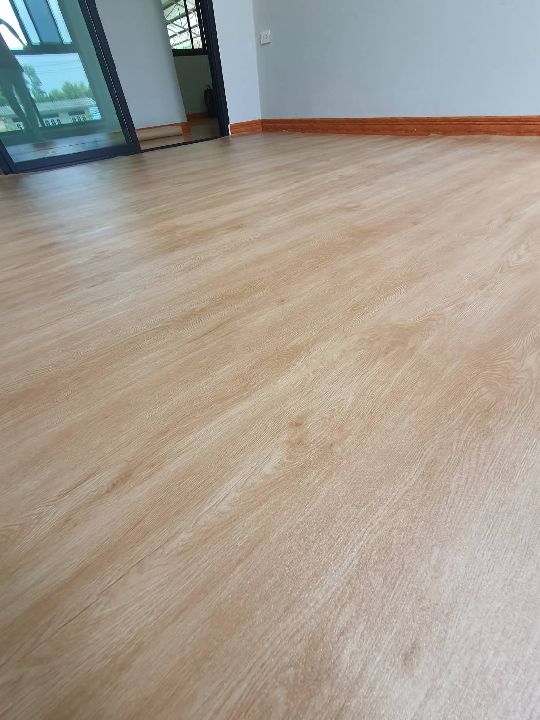 LALAHOME เสื่อน้ำมันผิวทรายลายไม้ รหัส NLMW-5 หนา 1.5 มิล ราคาต่อ เมตร หน้ากว้าง 2 เมตร ลายไม้น้ำตาลแดง 1 เมตร