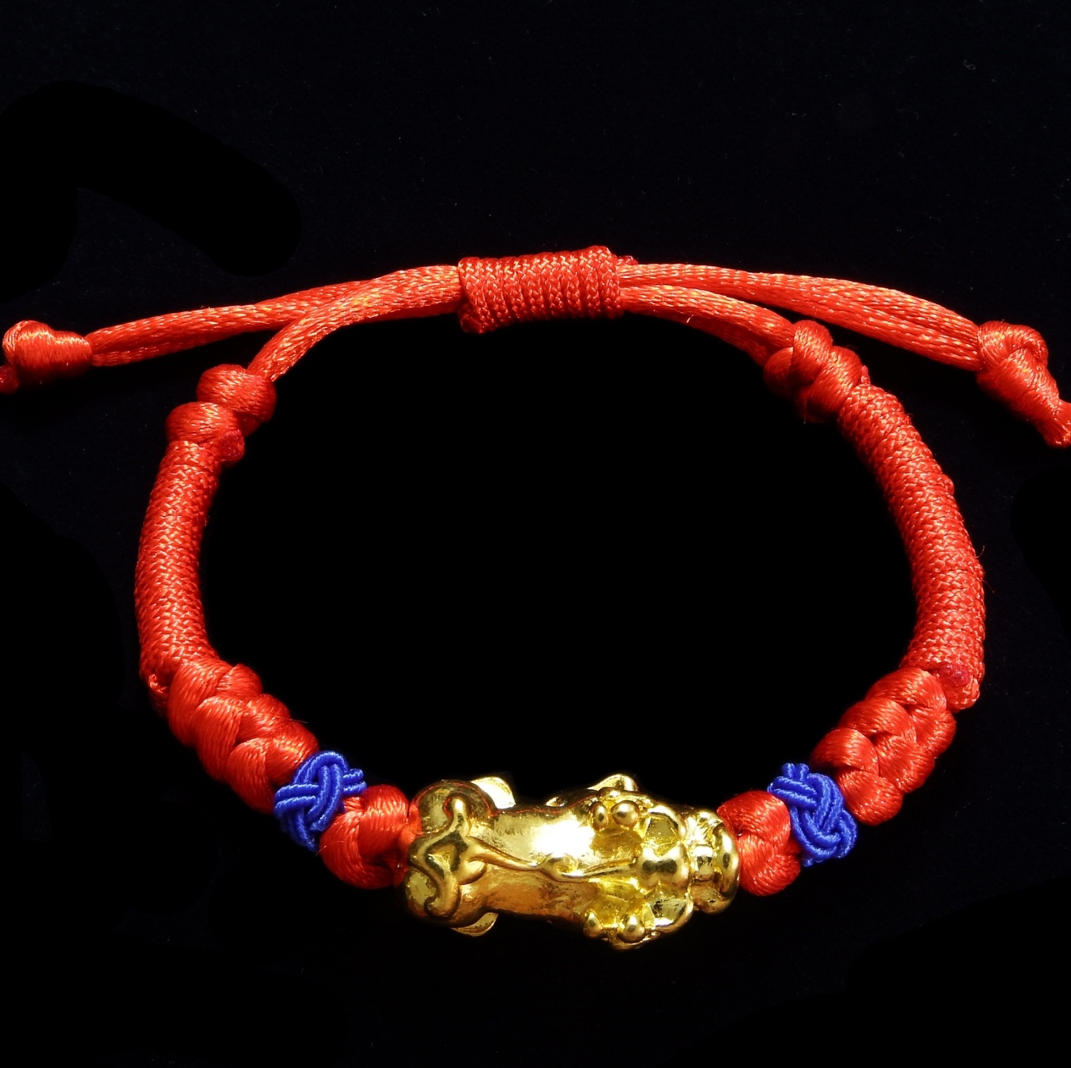 กำไลข้อมือ"ปี่เซี๊ยะ"เชือกแดง ทอง 18k. นำเข้าจากฮ่องกง/พร้อมกล่อง