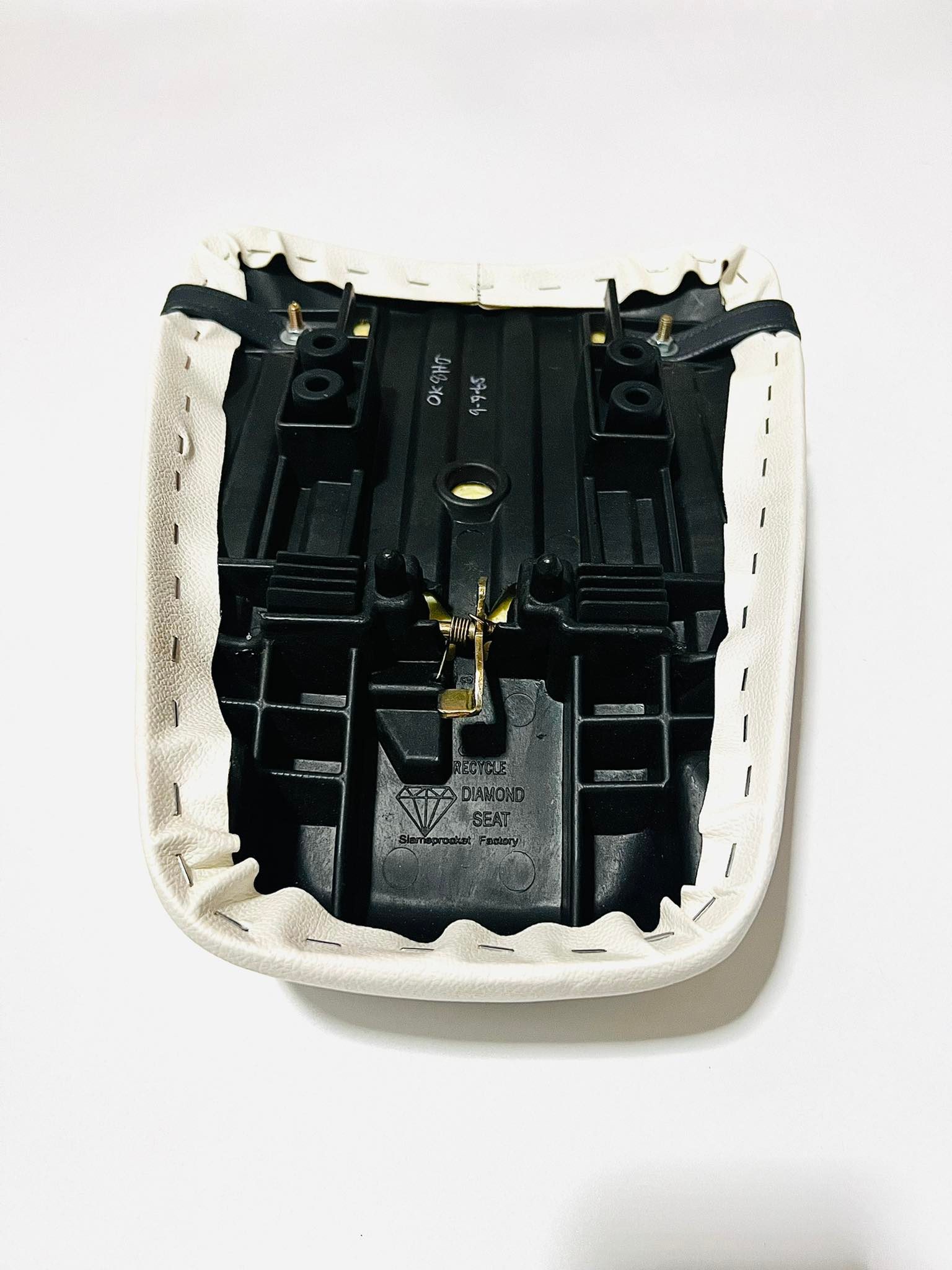 เบาะดรีมซูปเปอร์คลับ 2018 หน้า+หลัง 2 ท่อน รุ่นไฟกลม สีดำขาว นบ.