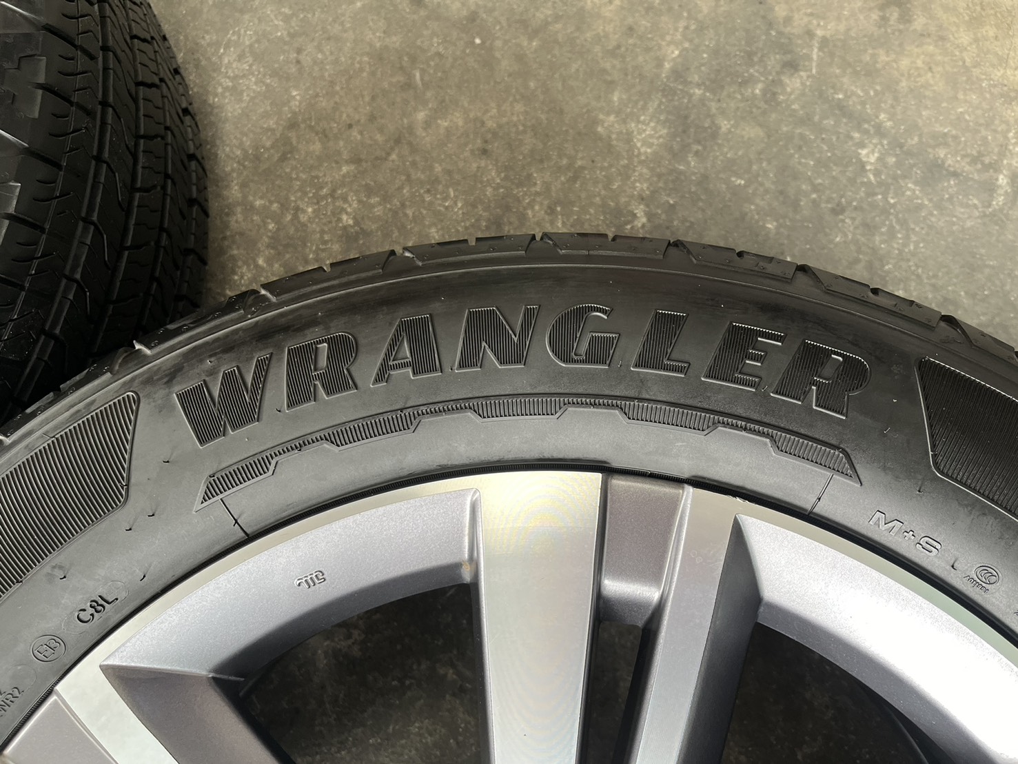 ✨ล้อแม็ก✨ISUZU MU-X 2023 ขอบ 20 เทาหน้าเงา พร้อมยาง 255-55-20 GoodYear🌟ปี 23🌟