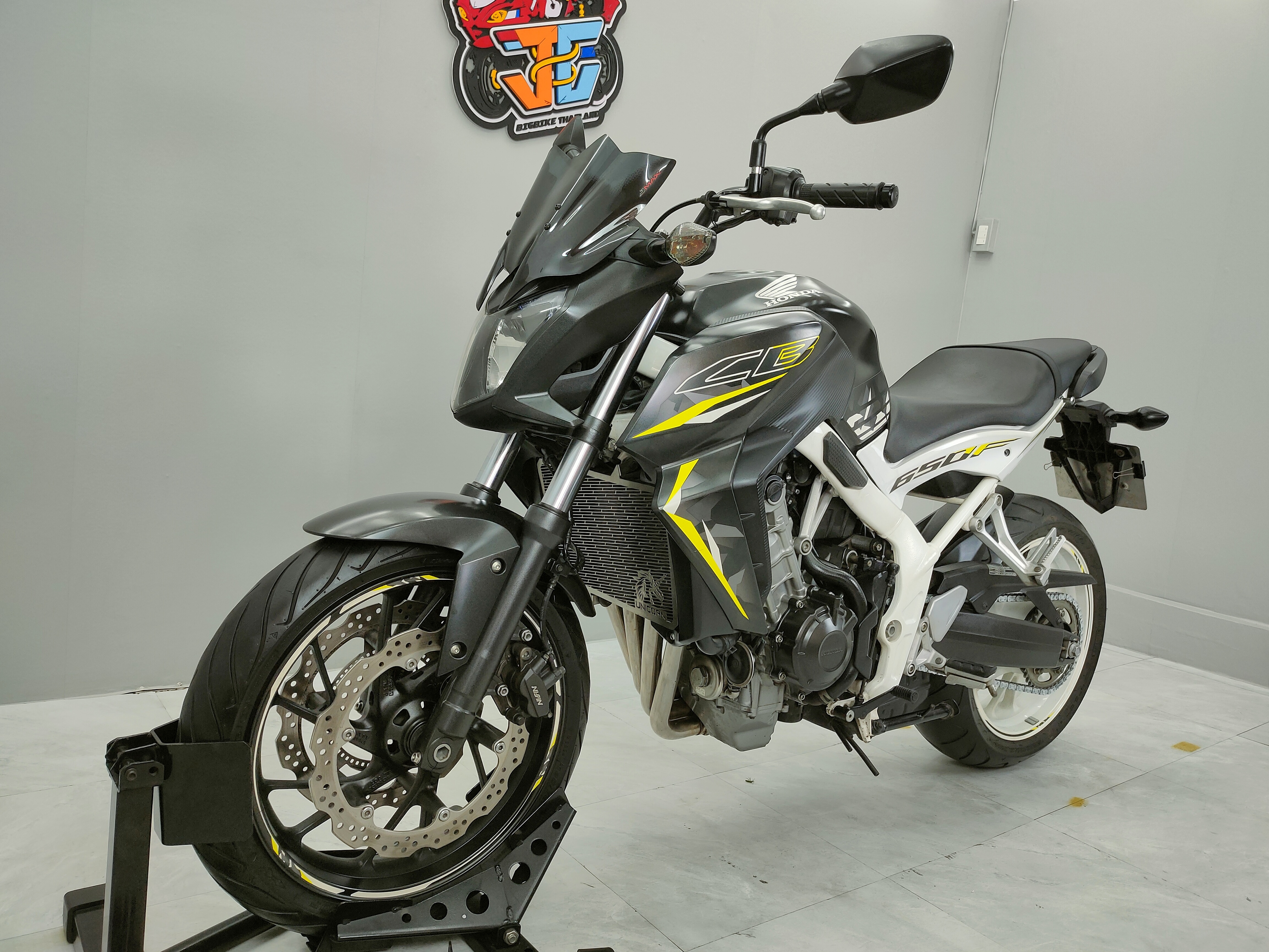 ถูกใจคนไม่ชอบรถแต่ง 🤗 CB650F Limited (โครงขาว) รถปลายปี 2016 . . . ใครชอบ "เดิม" มาจัดเลย