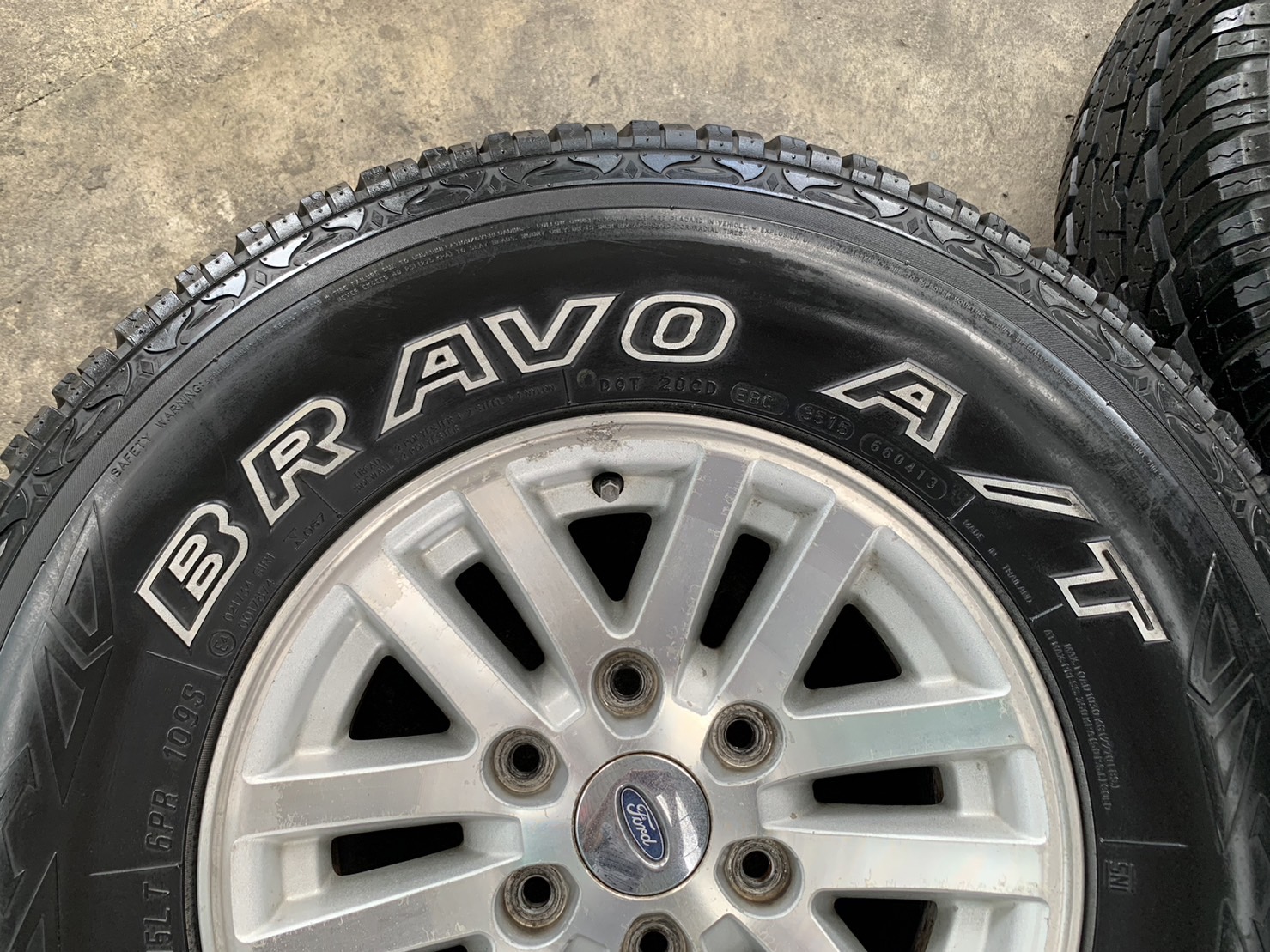 ✨ล้อแม็ก✨Ford Everest ขอบ 15 สีบอร์นหน้าเงา แถมยาง 31x10.5x15 Maxxis ปี 15