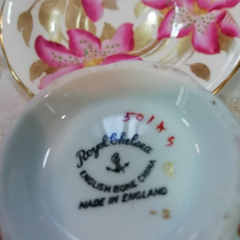 ถ้วยชา Royal Chelsea ลายดอกกล้วยไม้สีชมพู งานเขียนมือ Bone China - Made in England