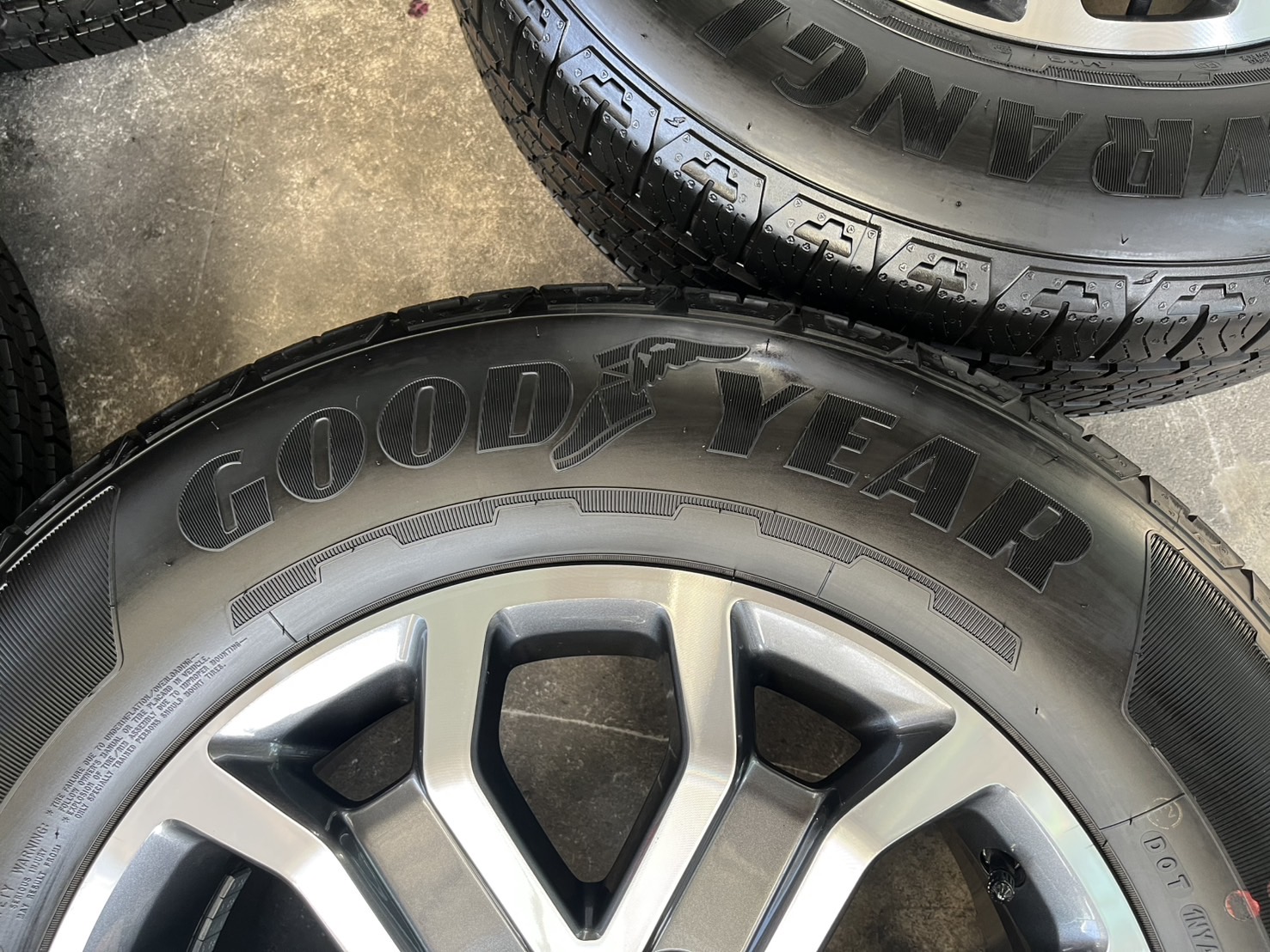 ✨ล้อแม็กพร้อมยางใหม่ป้ายแดง✨Ford Everest รุ่นใหม่ล่าสุด ขอบ 18♨️ปี 24♨️💖ใหม่กริ๊บ💖