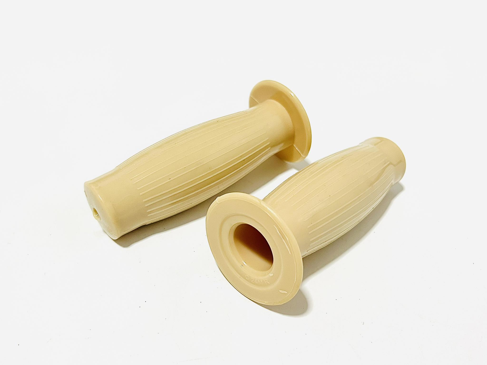 ปลอกแฮนด์คลาสสิก วินเทจ มอเตอร์ไซด์ทั่วไป สินค้าผลิตในไทย สีครีม บ31