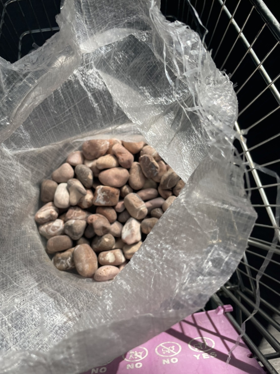 หินกรวดสีแดงเลือดหมู ขนาด 3-5 cm หรือ red pebble