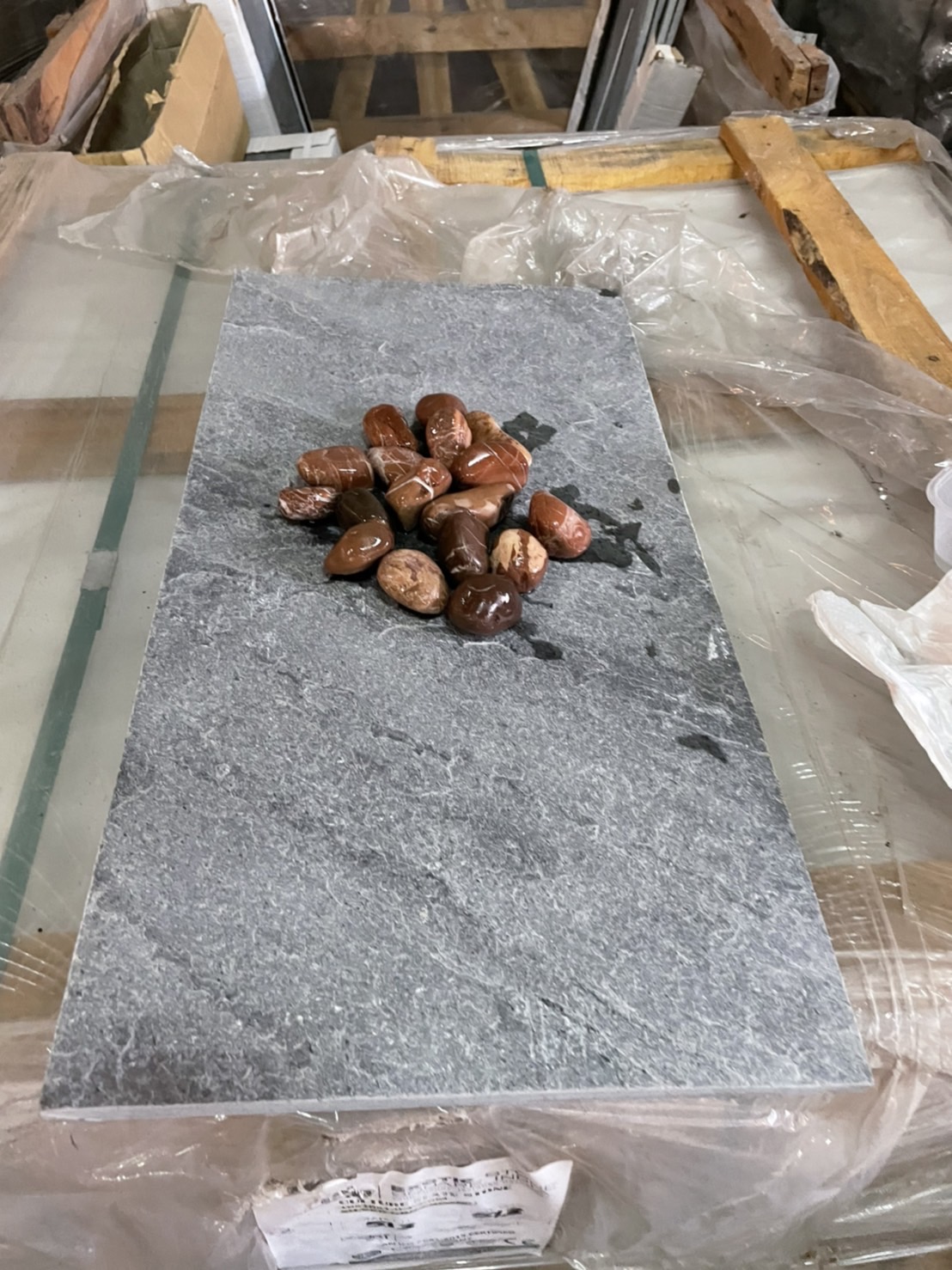 หินกรวดสีแดงเลือดหมู ขนาด 3-5 cm หรือ red pebble