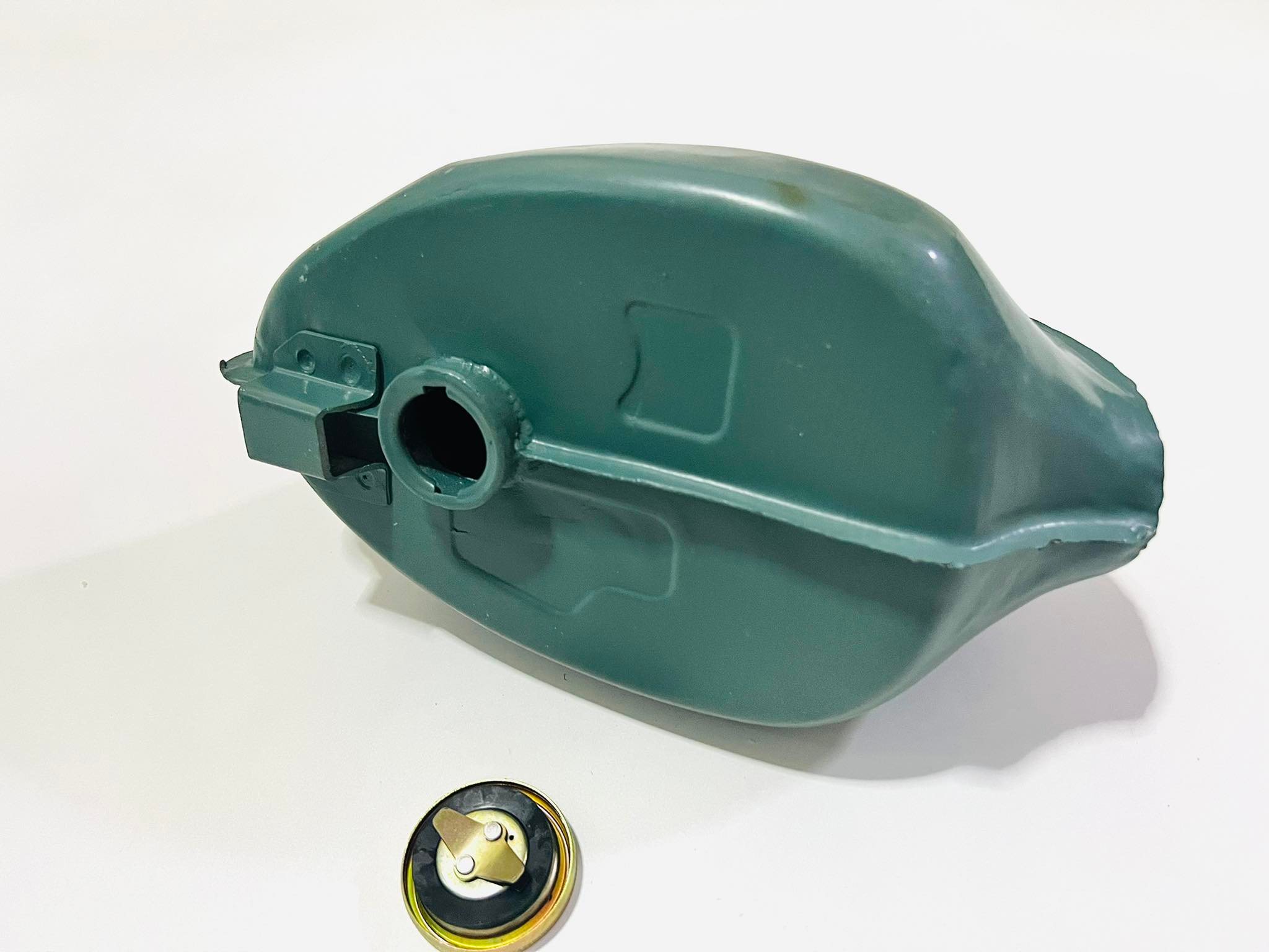 ถังน้ำมันซี100 c100 สีพื้น แถมฟรี ฝาปิดถังน้ำมัน รุ่นคอสั้น L29