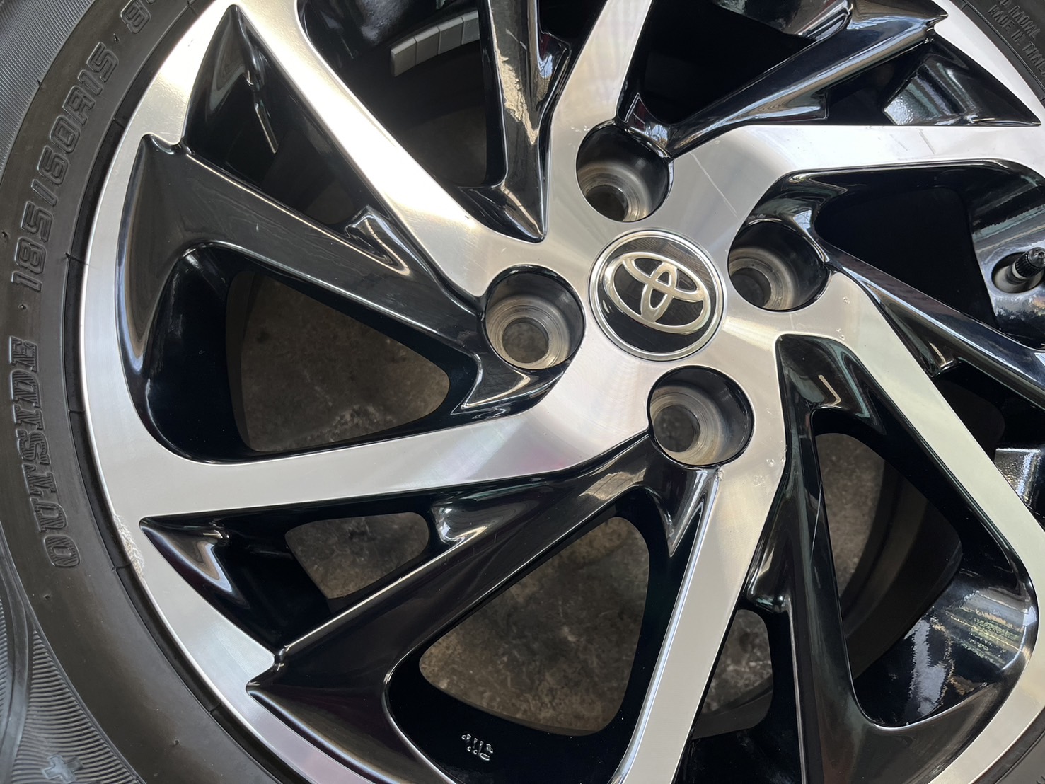 ✨ล้อแม็ก✨Toyota Yaris Ativ รุ่นใหม่ ขอบ 15 ดำหน้าเงา พร้อมยาง 185-60-15 Dunlop ปี 21